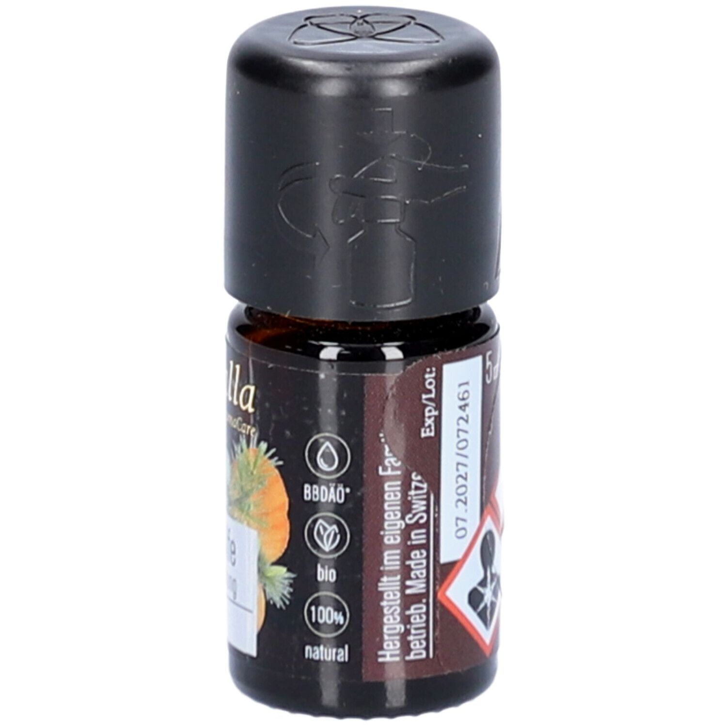 Bruine glazen fles met zwarte dop. Etiket met logo, bio-keurmerk en waarschuwingssymbolen.