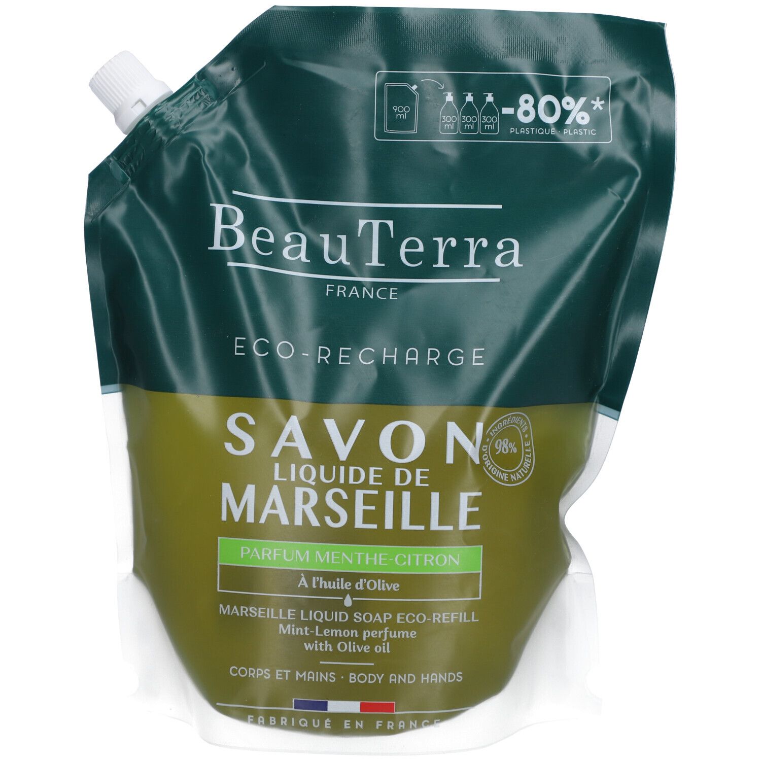 Recharge de savon liquide. Emballage vert et blanc avec nom et logo du produit. Texte: Savon de Marseille, Parfum Menthe Citron.