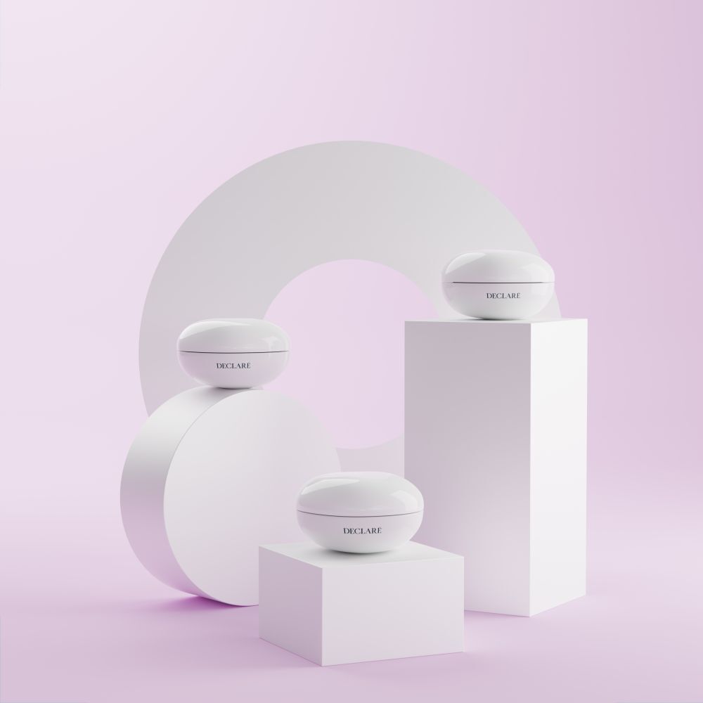Drie witte potten op sokkels. Achtergrond: cirkel en kubussen. Opschrift: DECLARÉ.