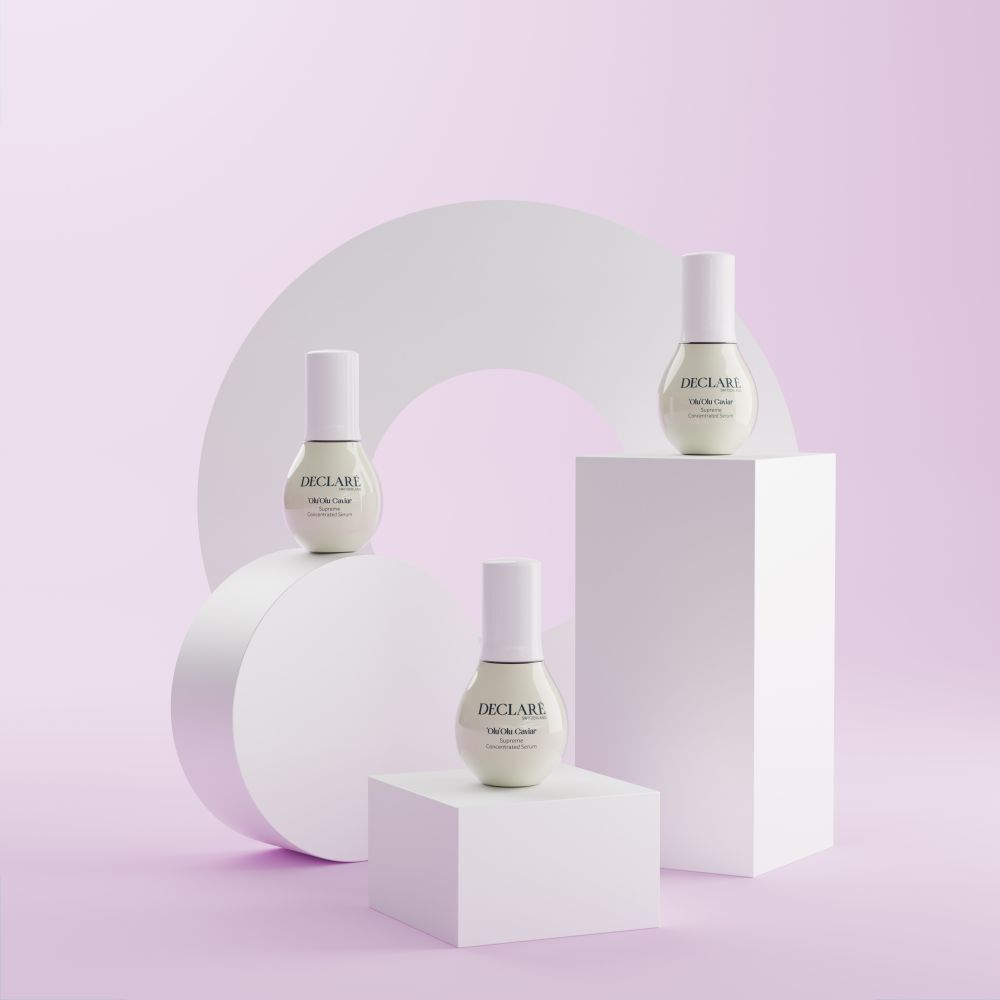 Trois flacons de sérum sur socles. Fond avec formes. Inscription: DECLARÉ, 'Olu 'Olu Caviar, Supreme.