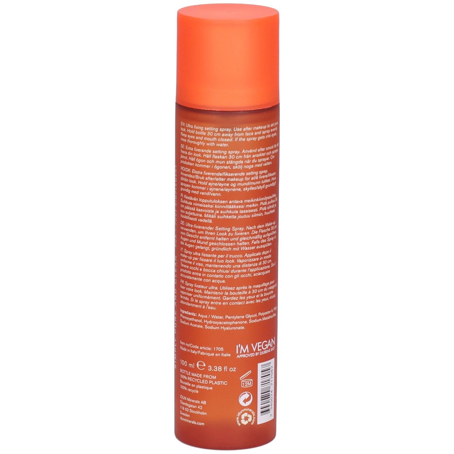 Achterkant van de oranje spuitfles. Tekst in meerdere talen. Veganistisch logo. 100 ml. Recycling logo.