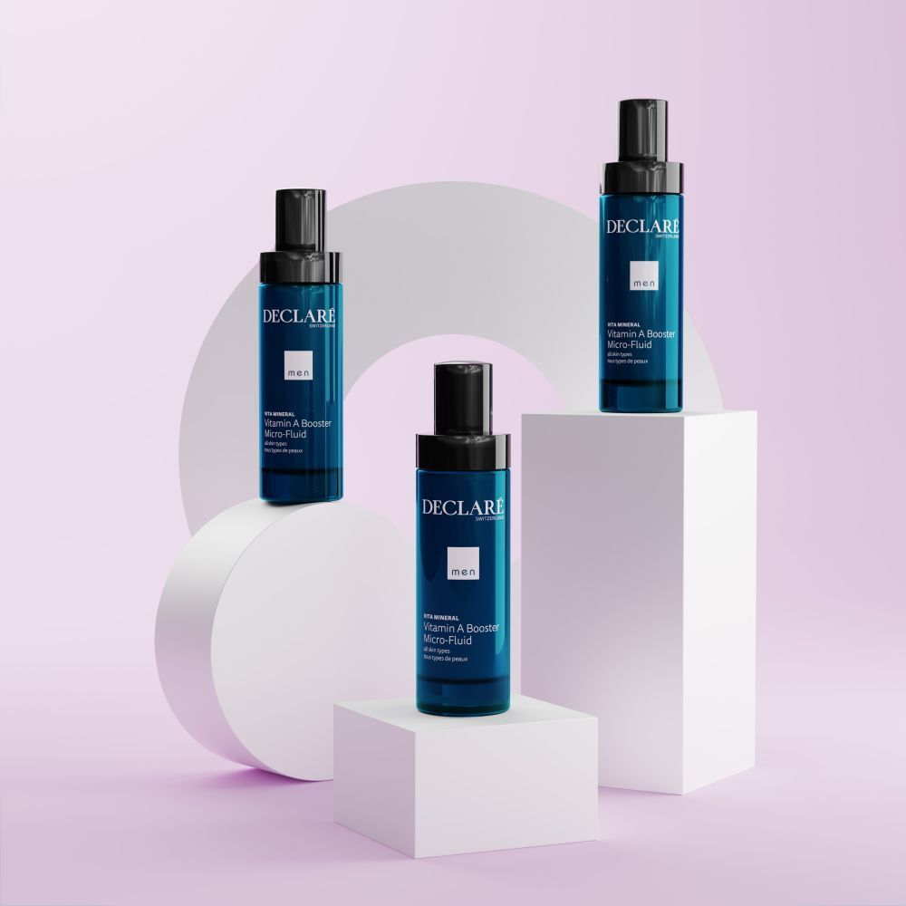 Drie blauwe flessen met zwarte dop op witte sokkels. Achtergrond met geometrische vormen.