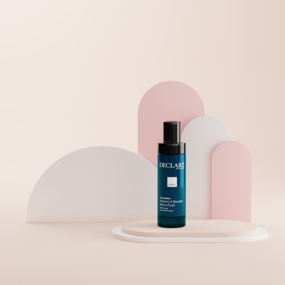 Blauwe fles met zwarte dop op voetstuk. Achtergrond met roze en witte vormen.