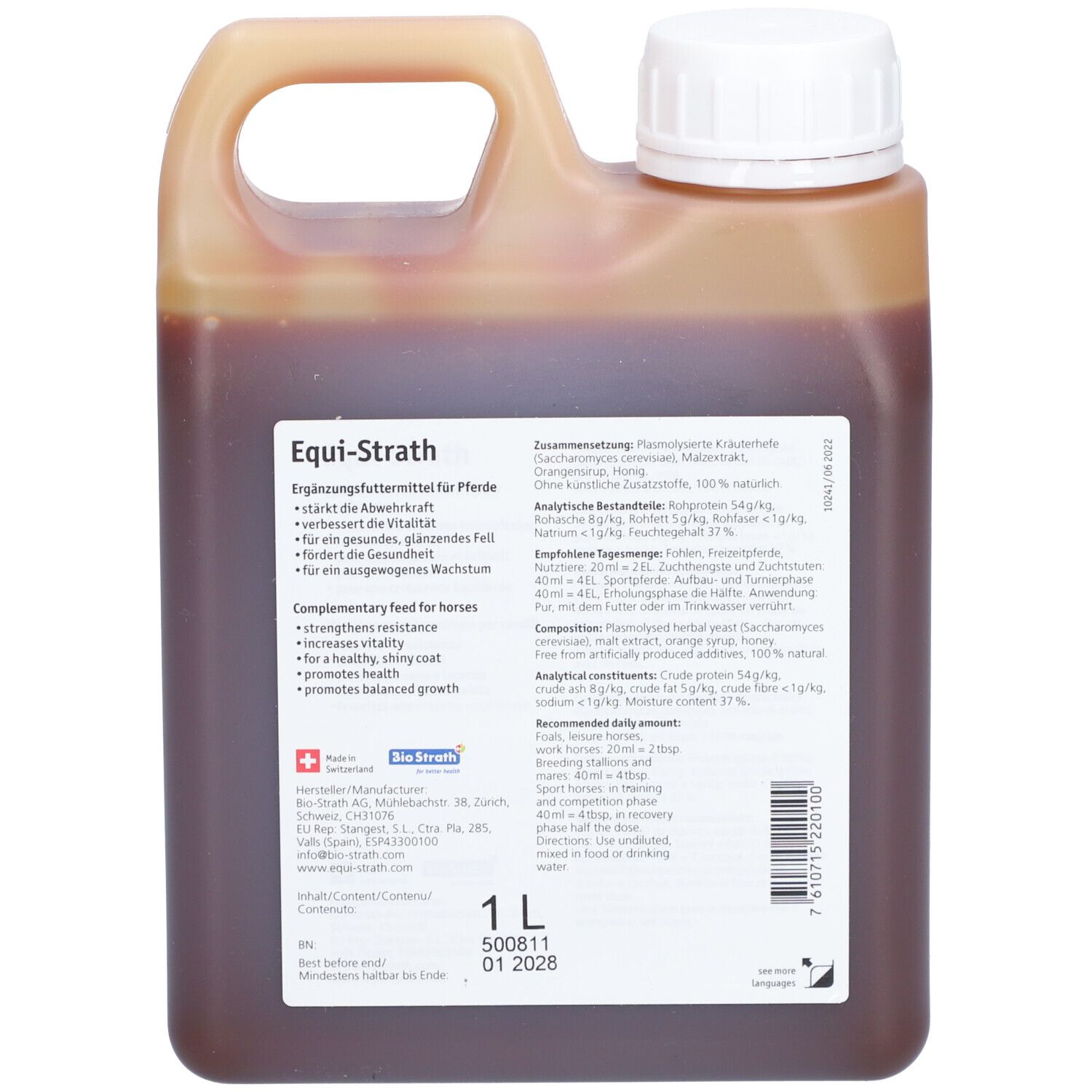 Container met vloeistof. Etiket met tekst. Opschrift: Equi-Strath, aanvullend diervoeder voor paarden. 1 liter.