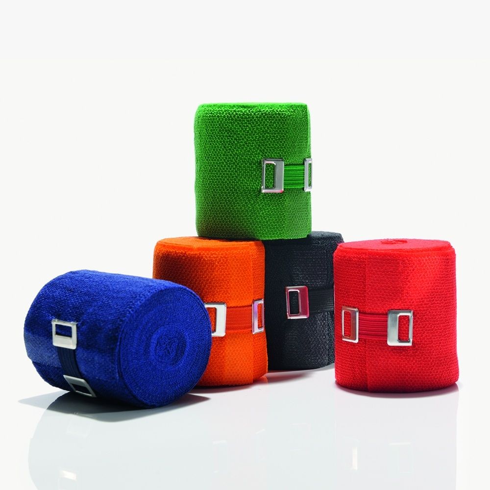 Bandages multicolores roulées. Bleu, vert, orange, noir et rouge. Fermeture métallique. Sur fond blanc.