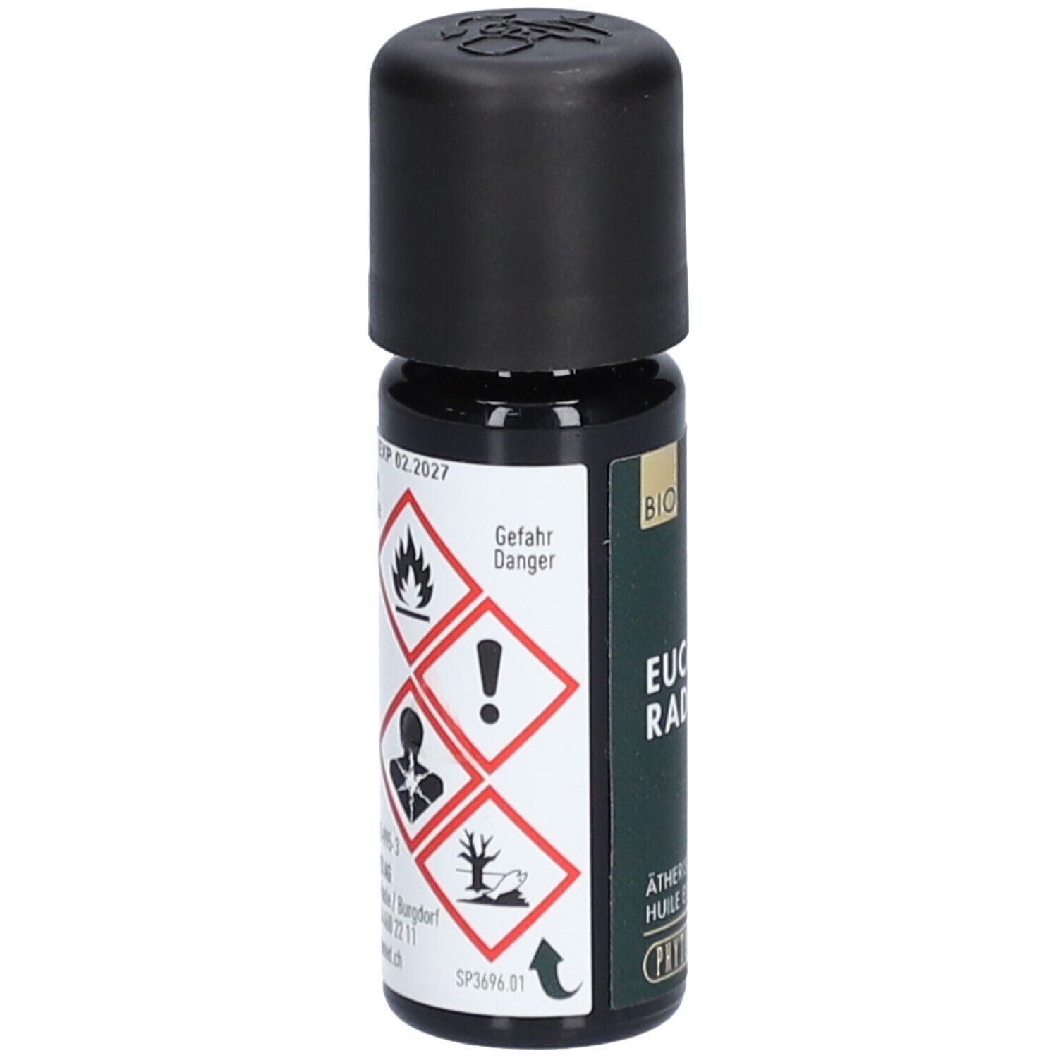Bruine glazen fles met zwarte dop. Waarschuwingen en opschrift: Gevaar, Eucalyptus Radiata, Etherische olie. Merk: PHYTOMED.