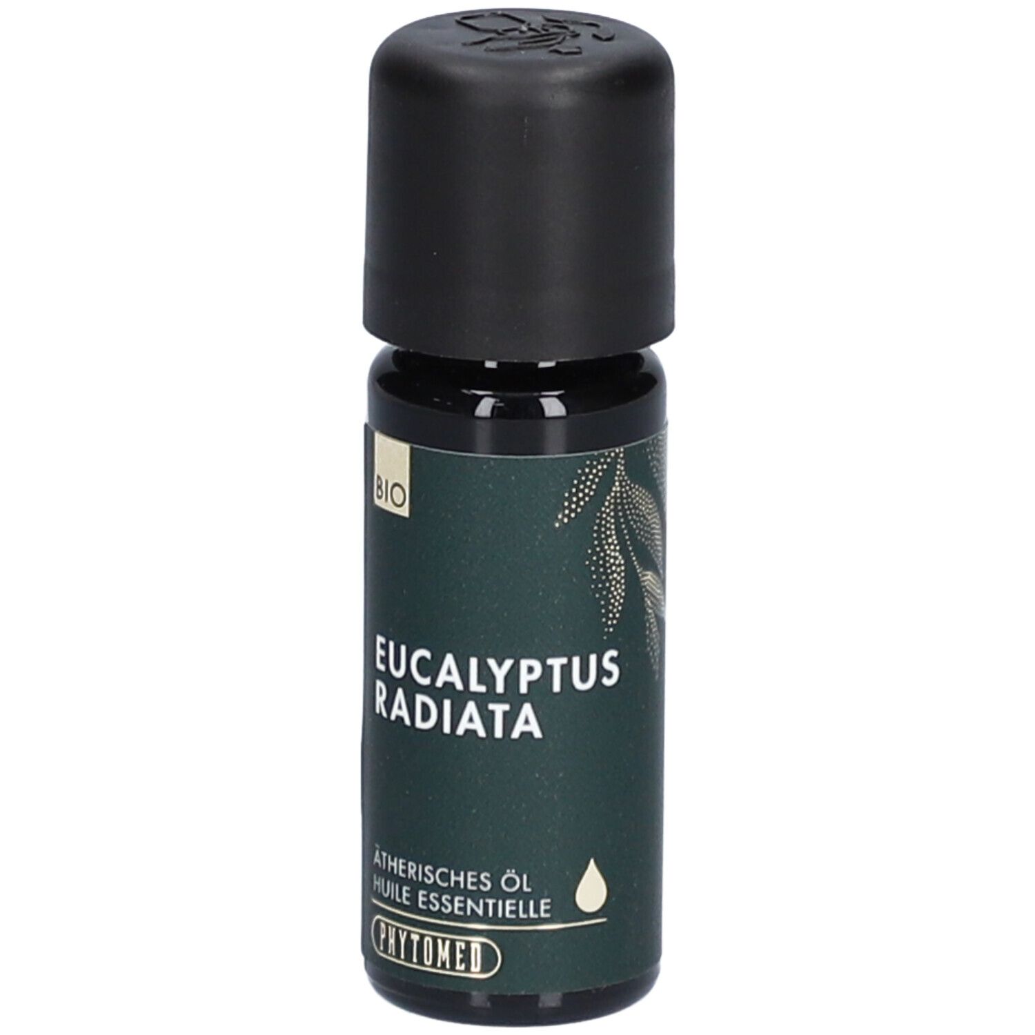Bruine glazen fles met zwarte dop. Opschrift: Eucalyptus Radiata, Etherische olie. Merk: PHYTOMED. Met bladdecoratie.