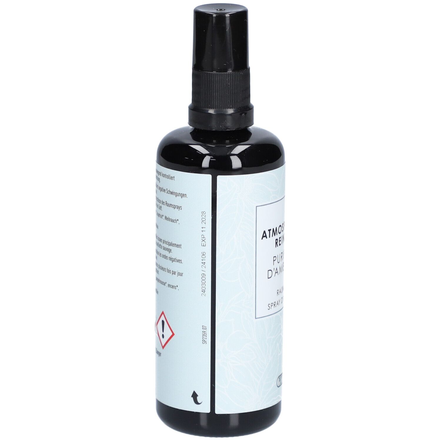 Zwarte fles met verstuiver. Etiket met tekst en waarschuwingen. Opdruk: EXP 11 2026.