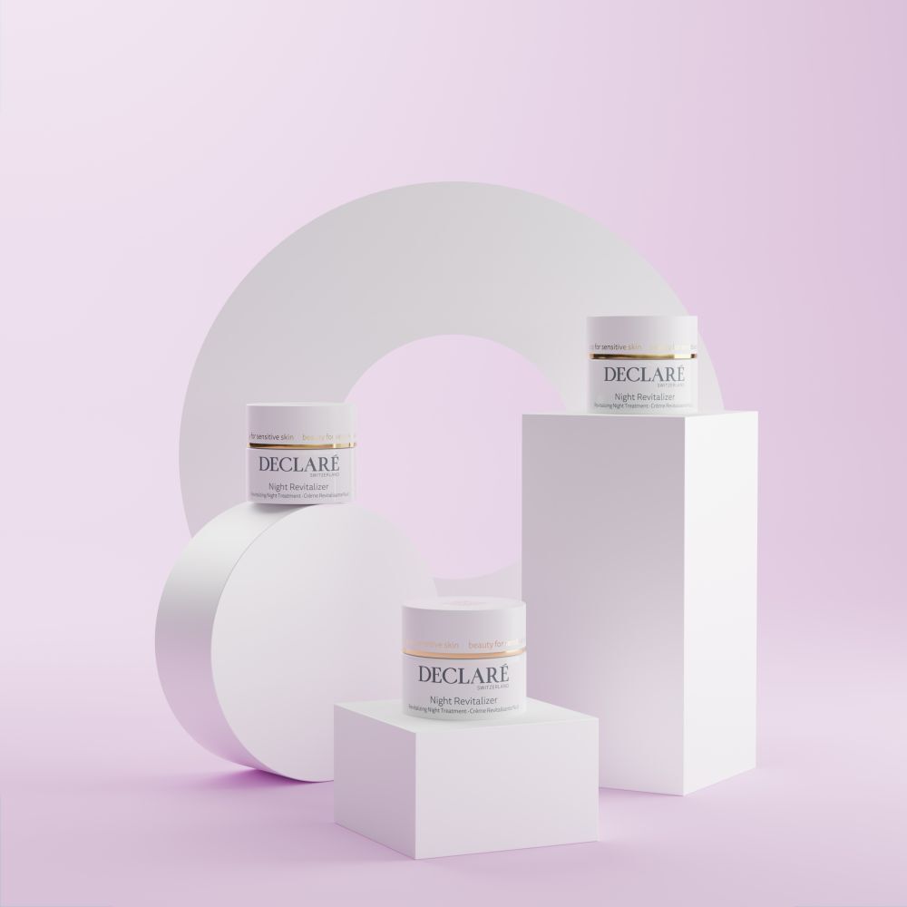 Drie witte sokkels met elk een potje. Opschrift: DECLARÉ, Night Revitalizer. Achtergrond: cirkel en rechthoek.
