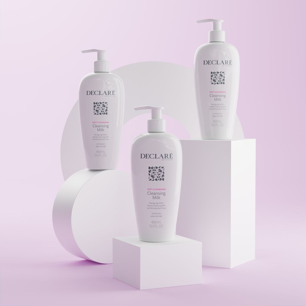 Drie witte flessen met pomp. DECLARÉ Cleansing Milk, 400ml. Gerangschikt op witte sokkels.