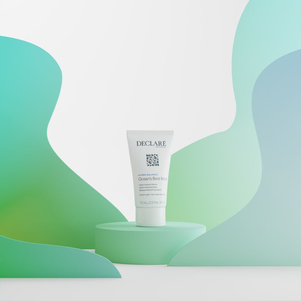 Witte tube op groen voetstuk. Achtergrond met groene en blauwe vormen. Opschrift: DECLARÉ, Ocean's Best Mask.