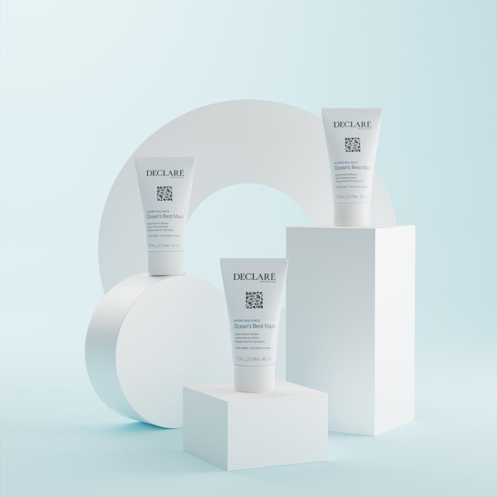 Drie witte tubes op witte sokkels. Achtergrond met witte cirkel en kubussen. Opschrift: DECLARÉ, Ocean's Best Mask.