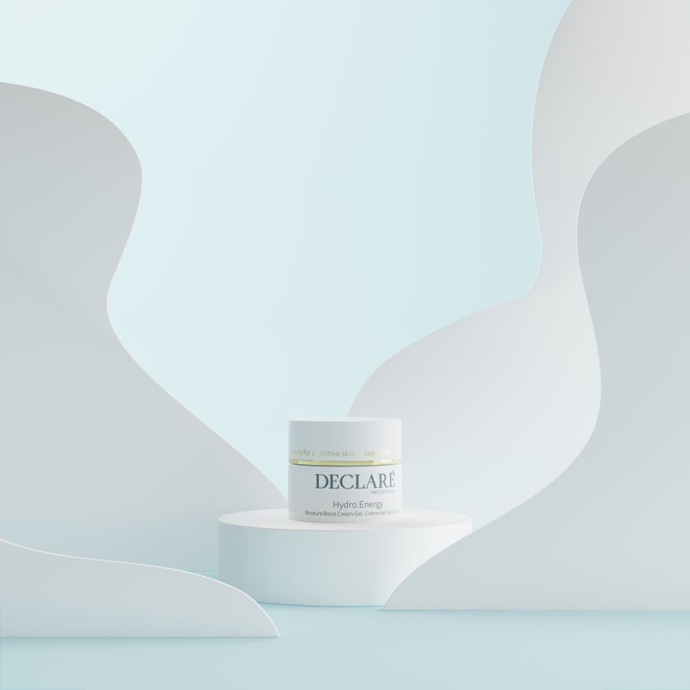 Pot blanc sur un piédestal. DECLARÉ Hydro.Energy. Fond avec formes blanches incurvées et dégradé bleu.