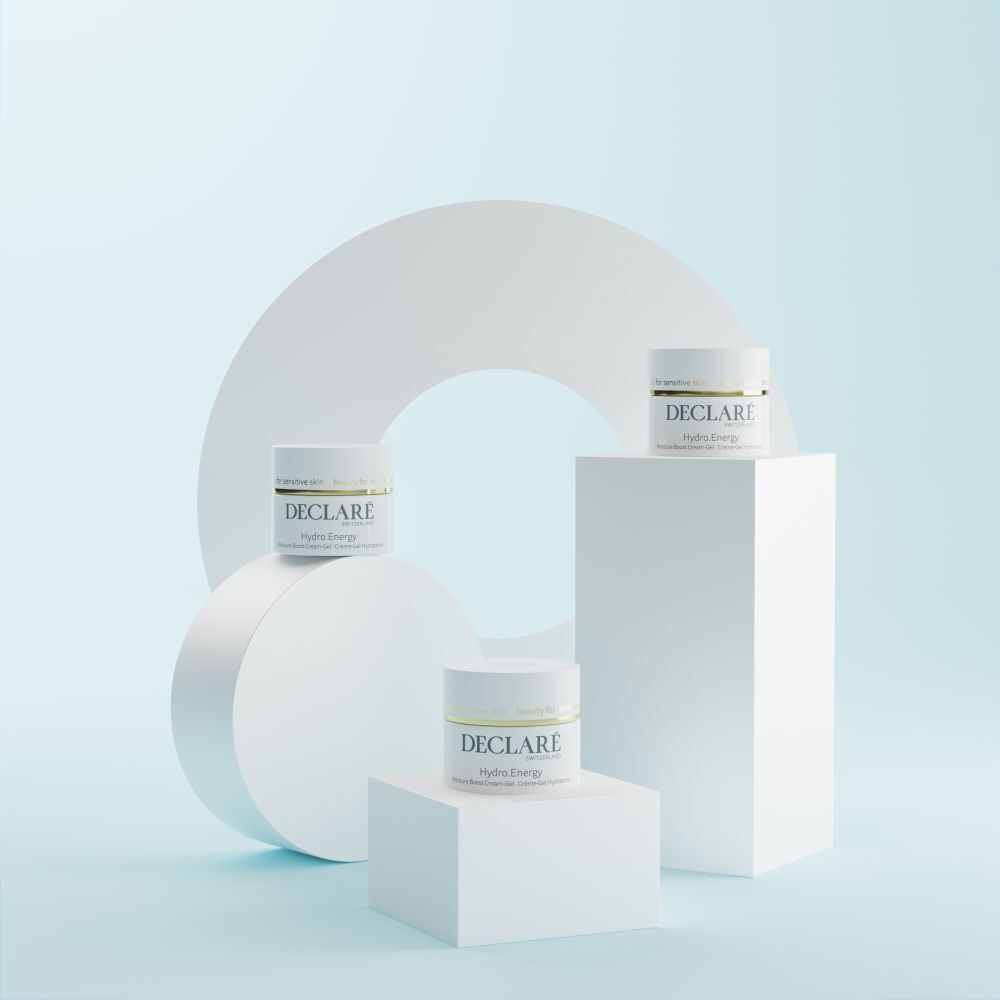 Plusieurs pots blancs sur des piédestaux. DECLARÉ Hydro.Energy. Fond avec formes géométriques blanches et dégradé bleu.