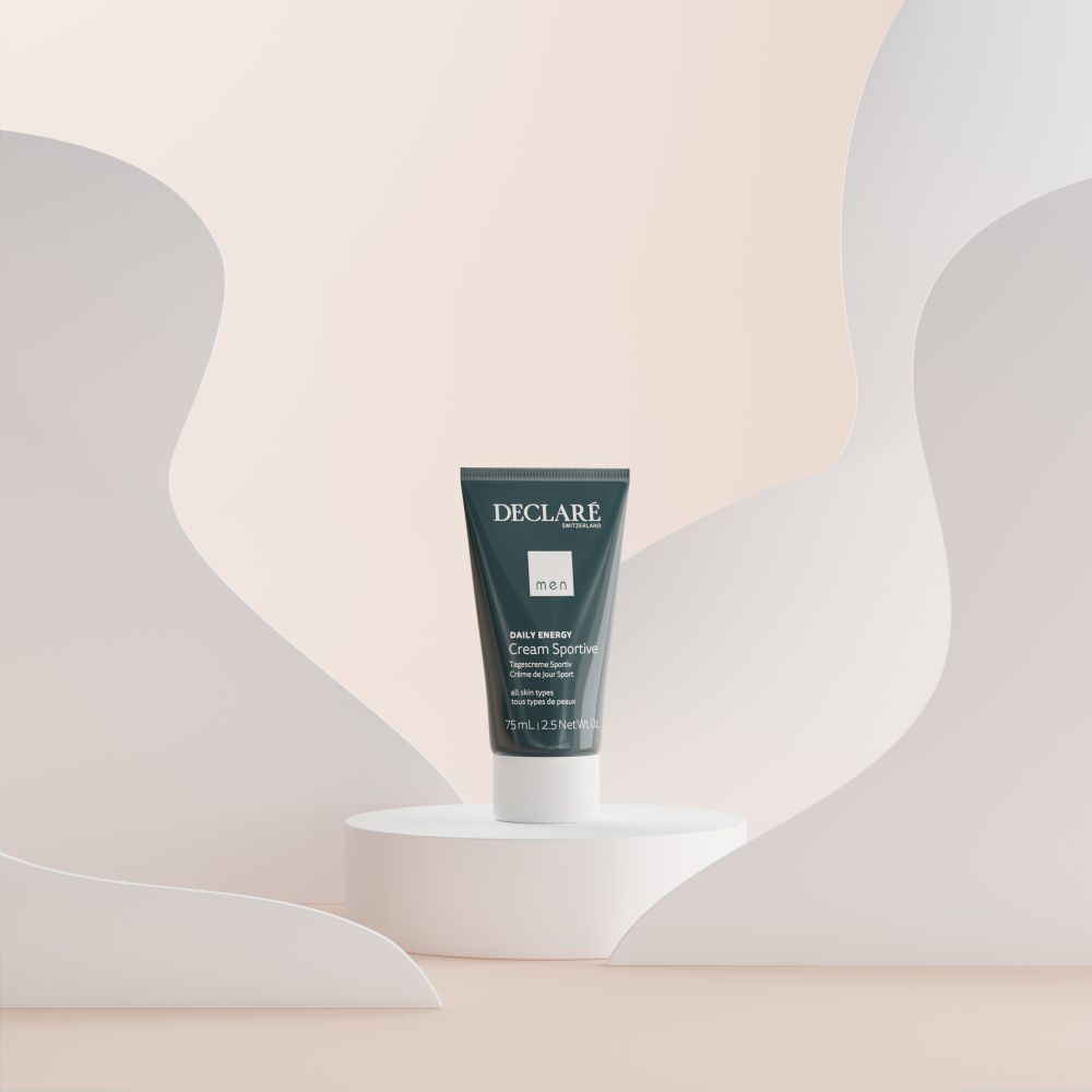 Product op sokkel. Blauwe tube met witte dop. Opschrift: DECLARÉ, men, Cream Sportive.