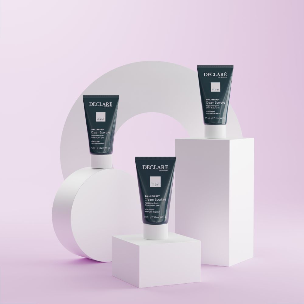 Drie tubes op sokkels. Blauwe tubes met witte dop. Opschrift: DECLARÉ, men, Cream Sportive.