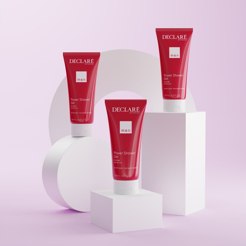 Drie rode tubes met witte dop op sokkels. Opschrift: DECLARÉ, Power Shower Gel, men.