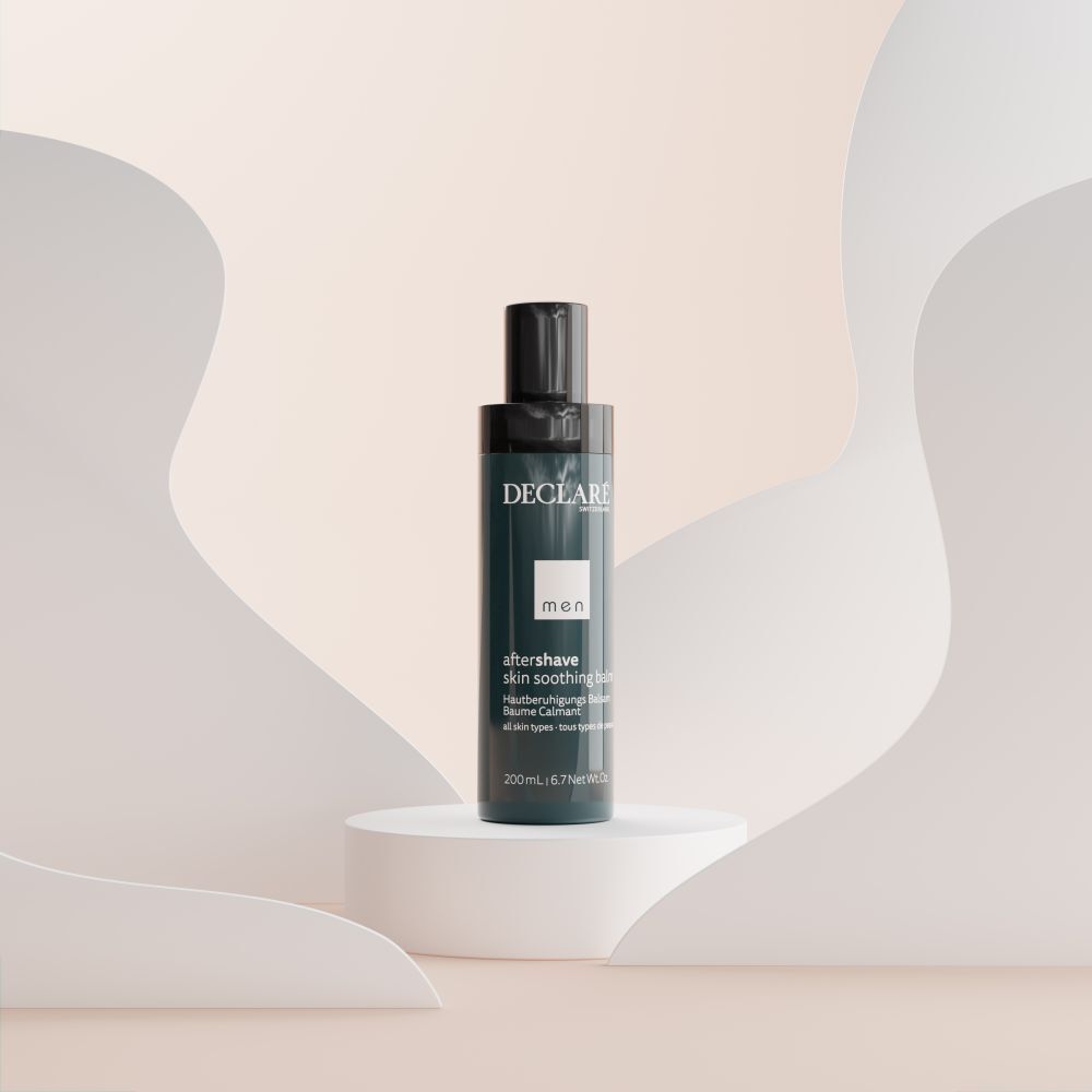Produit sur socle. DECLARÉ Men Baume après-rasage. Flacon bleu et noir. Texte : aftershave skin soothing balm.