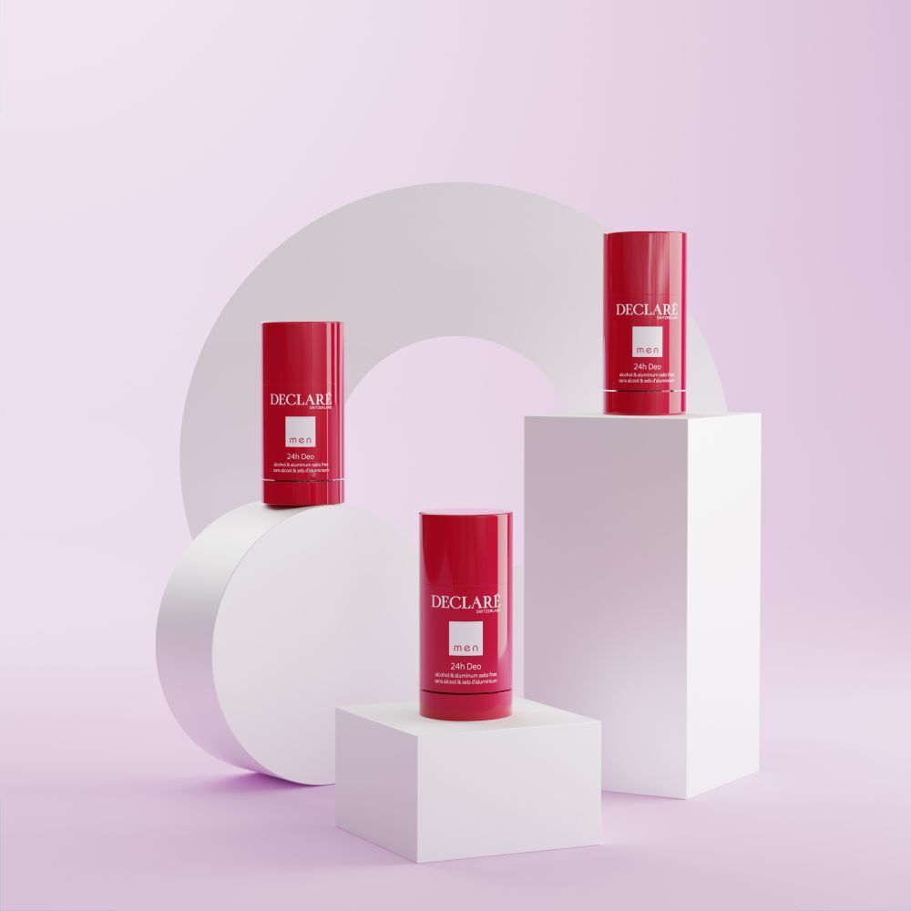 Trois déodorants rouges sur socles blancs. Fond avec formes blanches et un cercle.