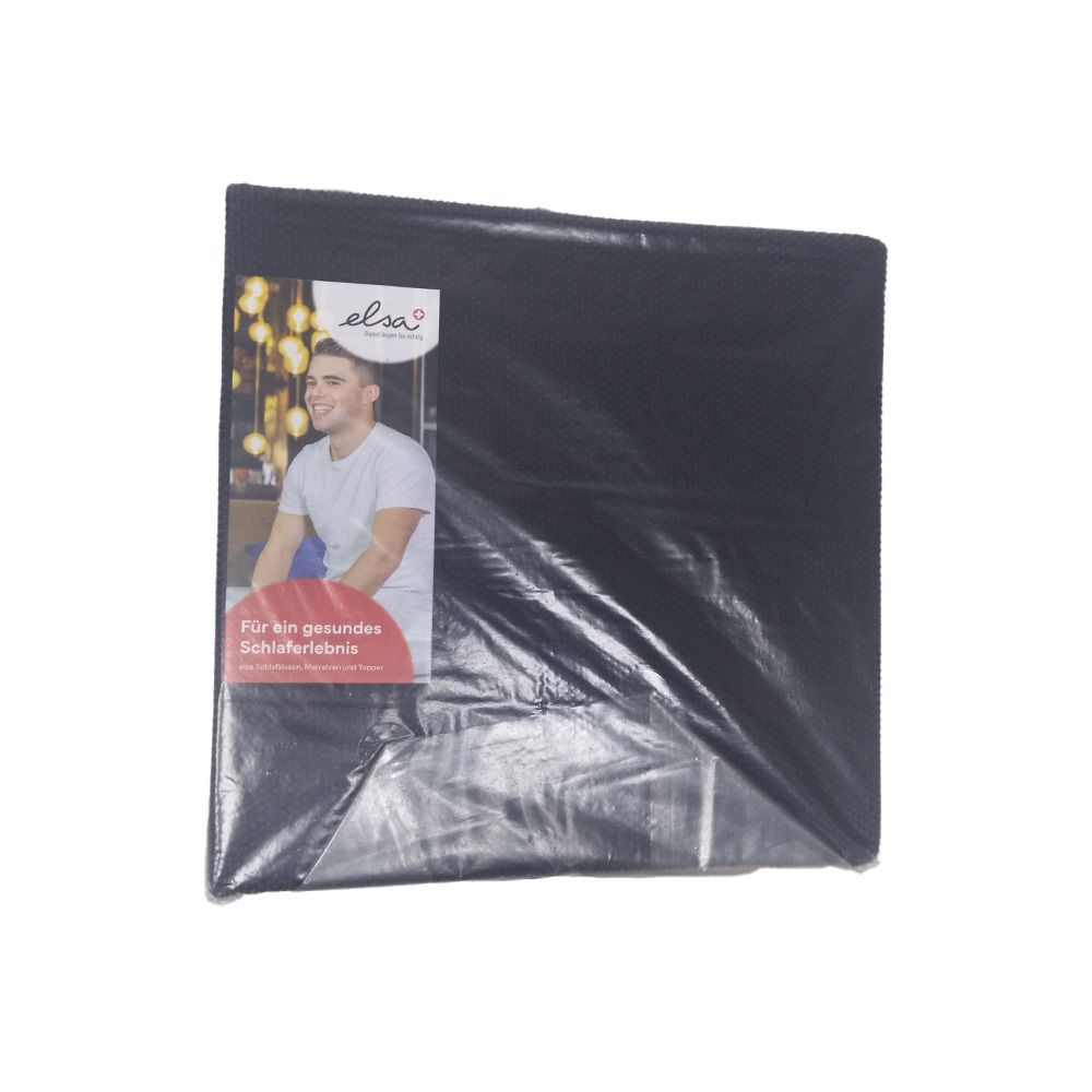 Coussin carré noir emballé dans du plastique. L'emballage porte un autocollant avec le logo "elsa" et l'image d'un homme.