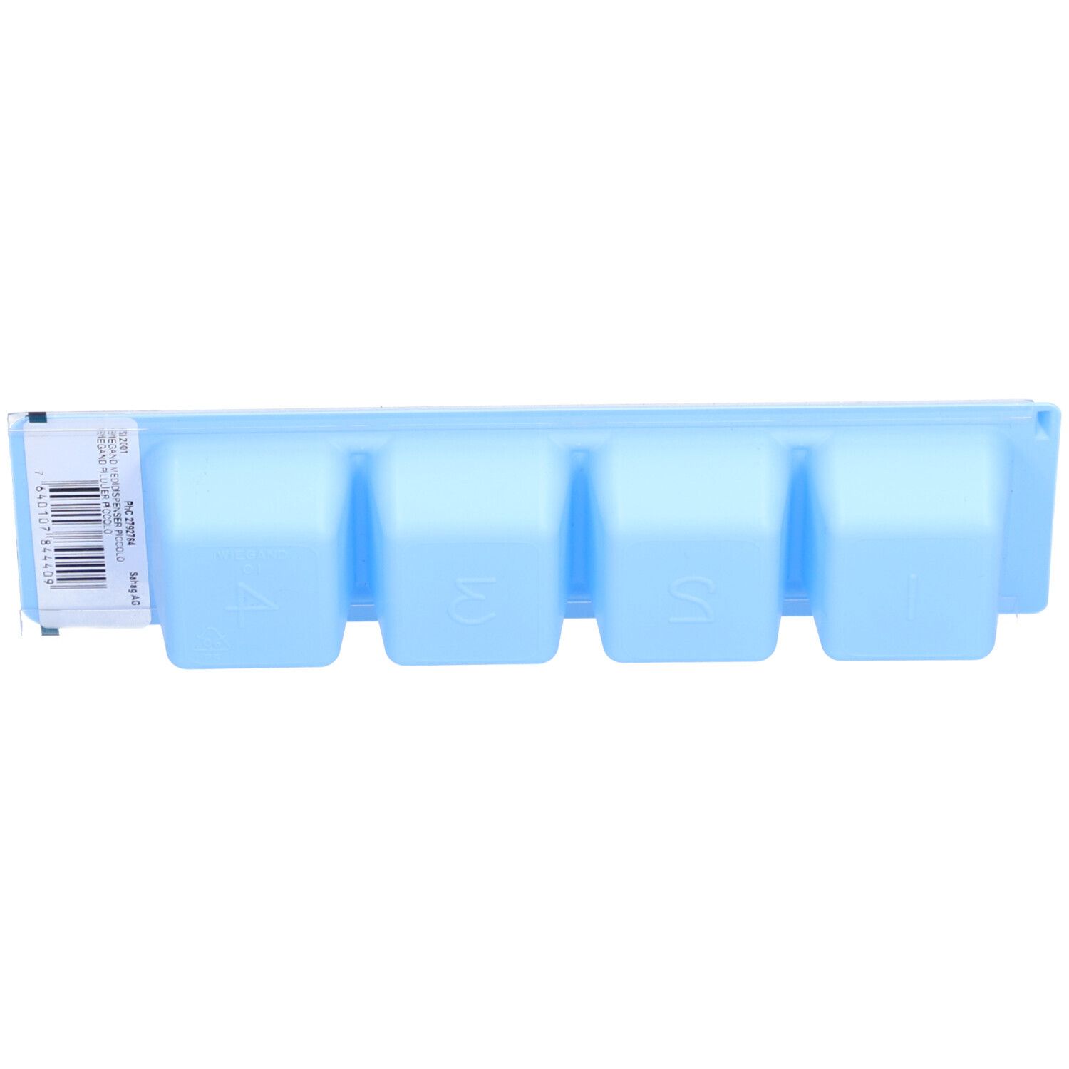 Blauwe medicijndispenser met vier vakken. Zijdelingse etikettering en barcode.