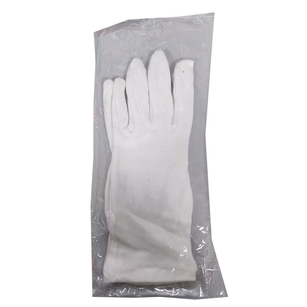 Een enkele witte katoenen handschoen in een plastic verpakking. Handschoen is opgevouwen.
