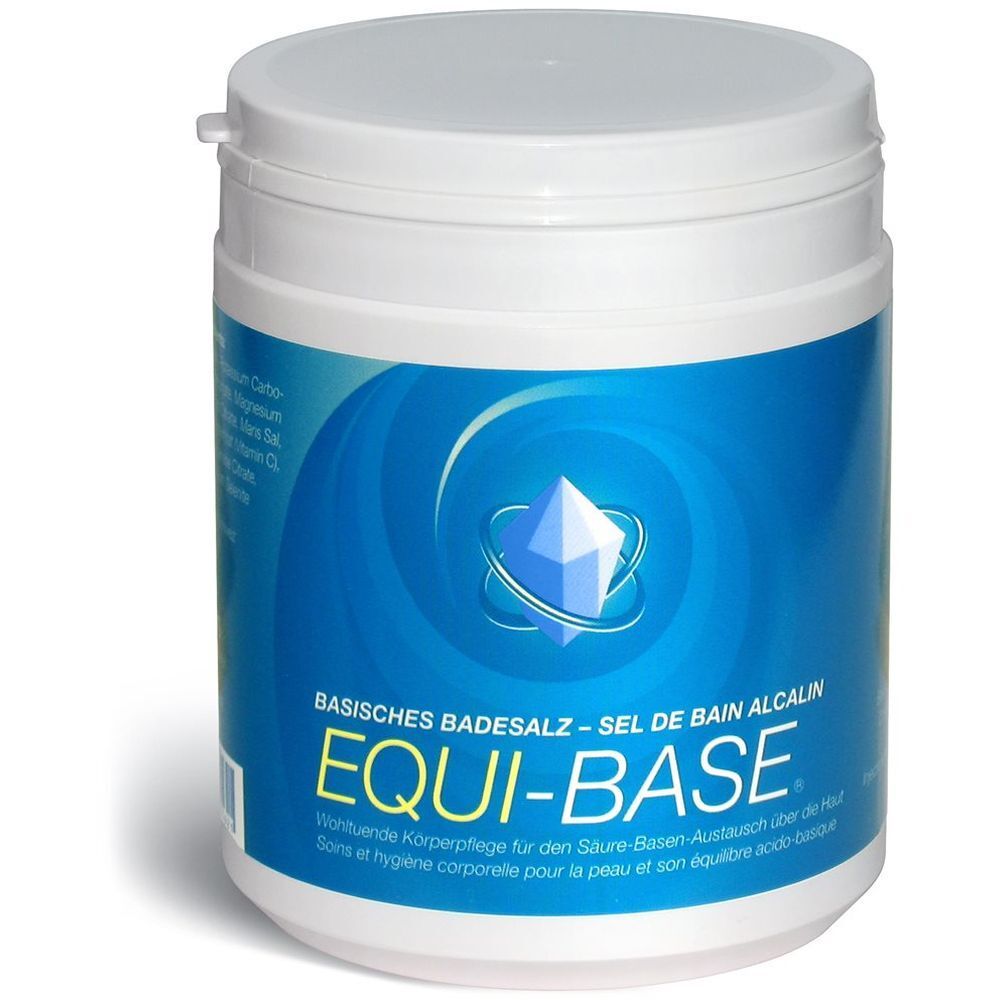 Récipient blanc avec étiquette bleue. Inscription: EQUI-BASE, Sel de bain alcalin. Couvercle en haut.