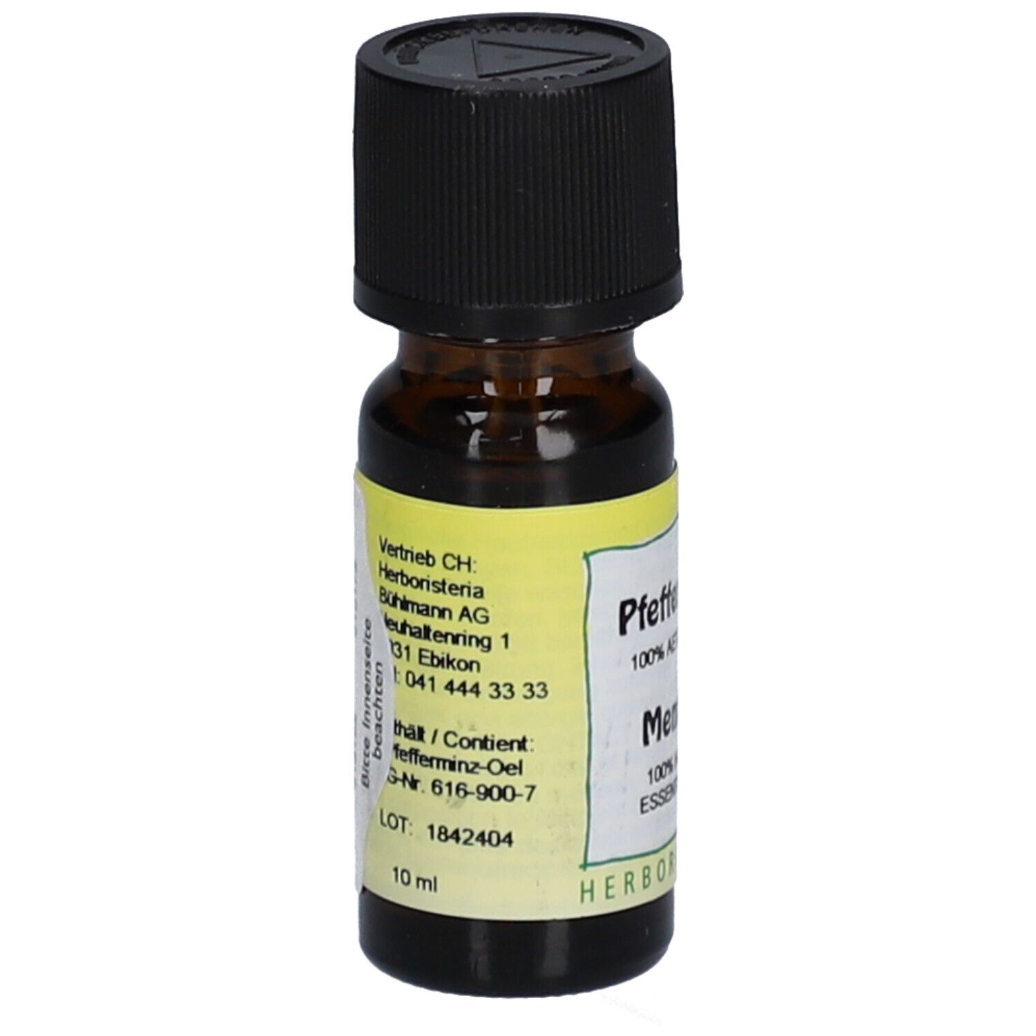 Bruine glazen fles met zwarte dop en geel etiket. Bevat informatie over fabrikant, inhoud en lotnummer.