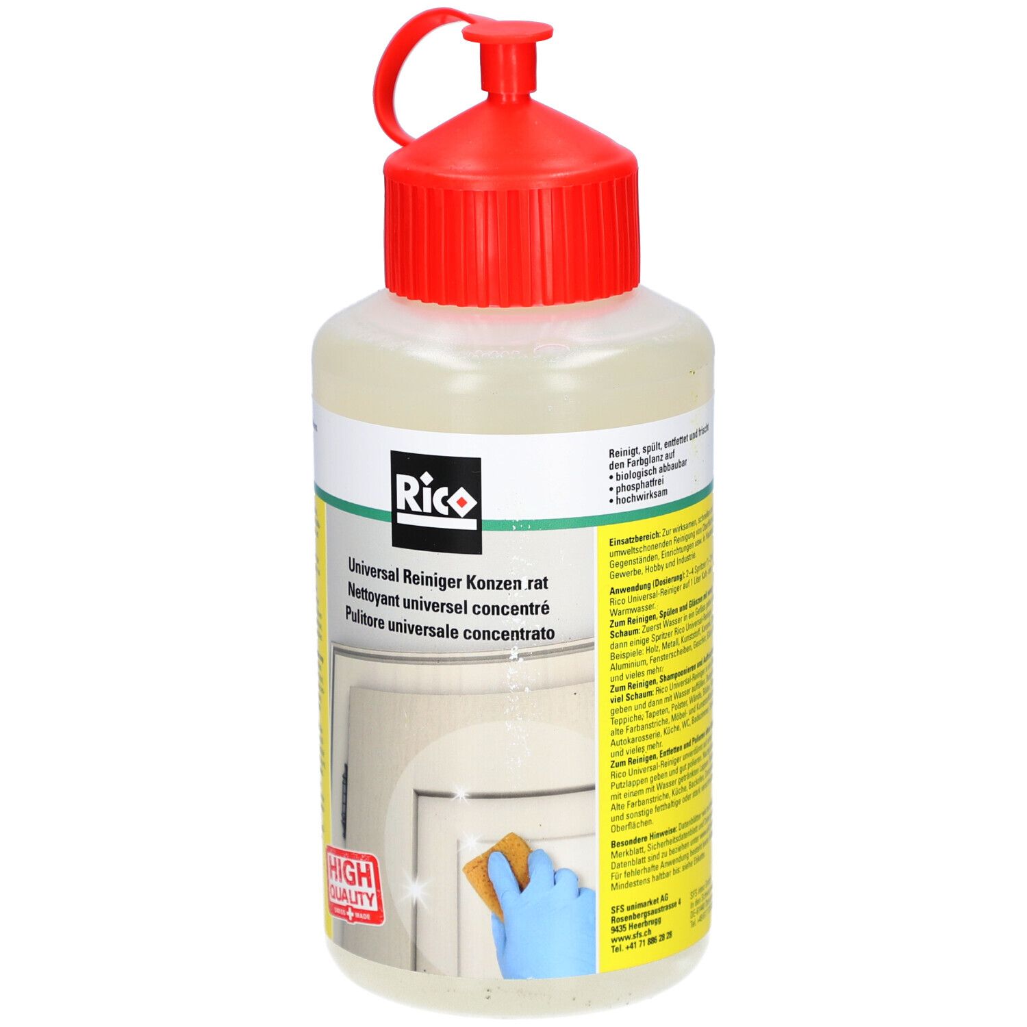 Fles met rode dop. Opschrift: Rico, Universalreiniger concentraat. Gele en witte etiketten. Spons en deur op de achtergrond.