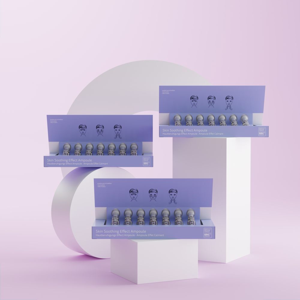 Drie verpakkingen Declare Hautberuhigungs Effect Ampoule. Tekst: Skin Soothing Effect Ampoule. Op sokkels.
