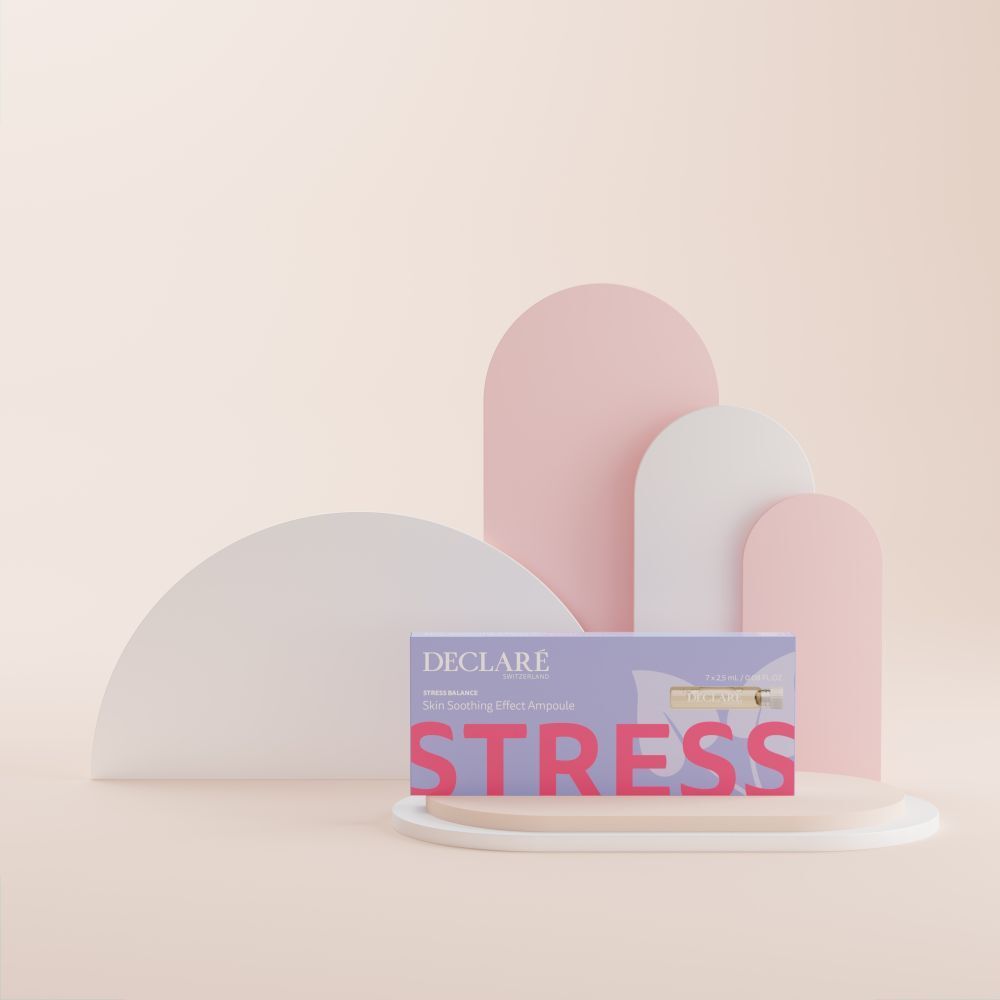 Verpakking Declare Hautberuhigungs Effect Ampoule op sokkel. Tekst: Stress, Skin Soothing Effect Ampoule.