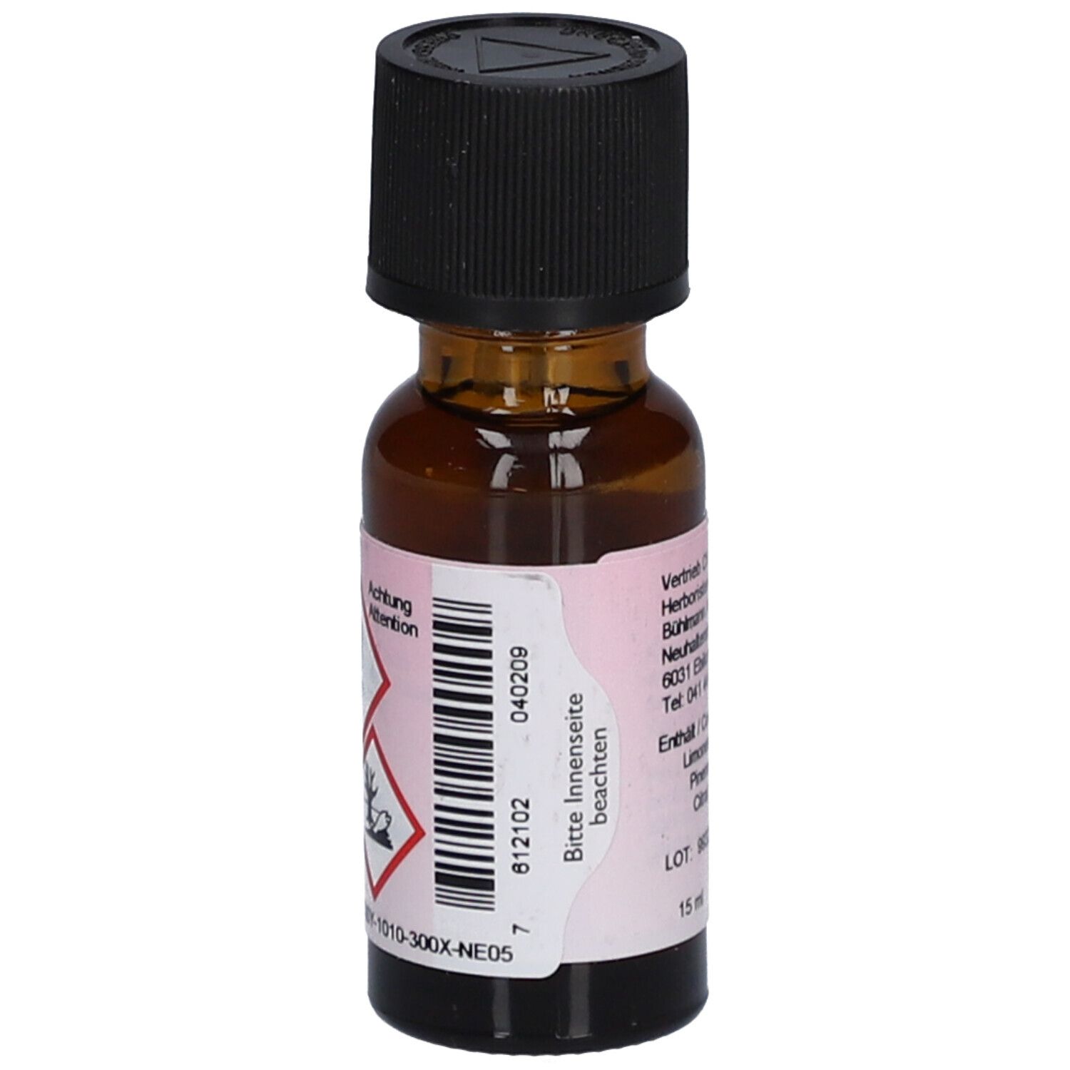 Bruine glazen fles met zwarte dop. Etiket met gevaarsymbolen en tekst. Volume: 15 ml. Lotnummer: 040209.