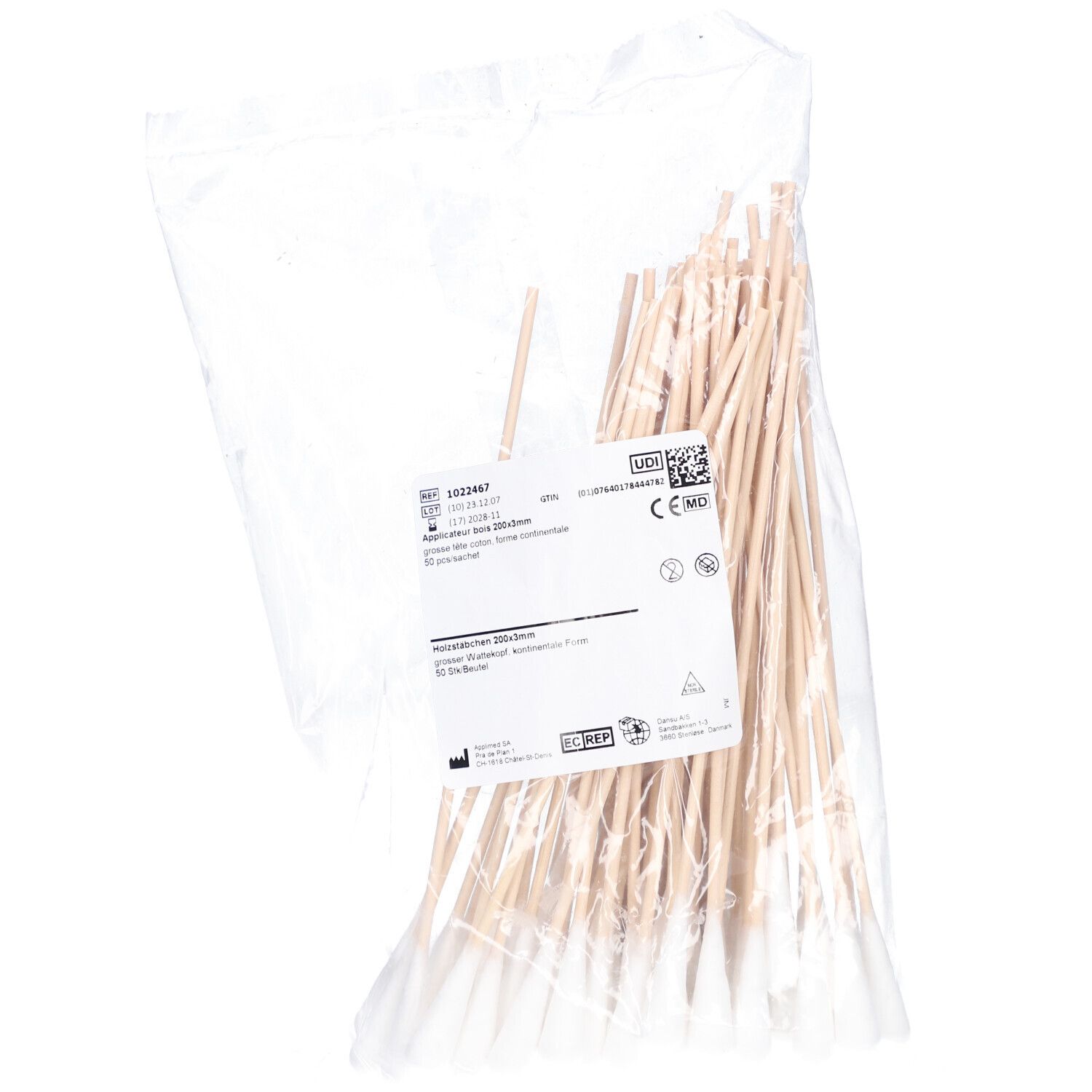 Sachet transparent contenant des cotons-tiges. Bâtonnets en bois avec coton à une extrémité. Étiquette avec informations et marquage CE.