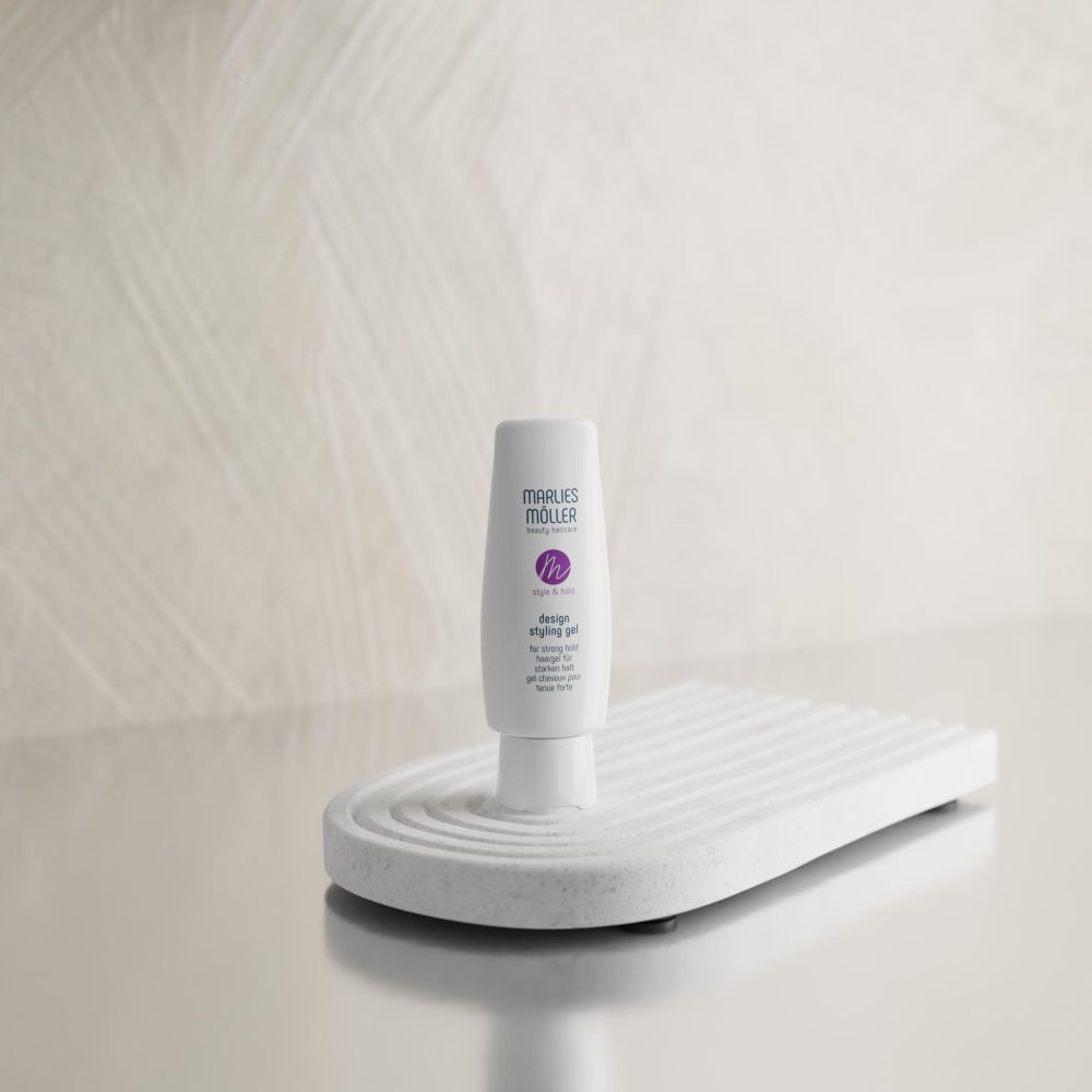 Witte Design Styling Gel op wit voetstuk. Merk Marlies Möller. Paars logo.