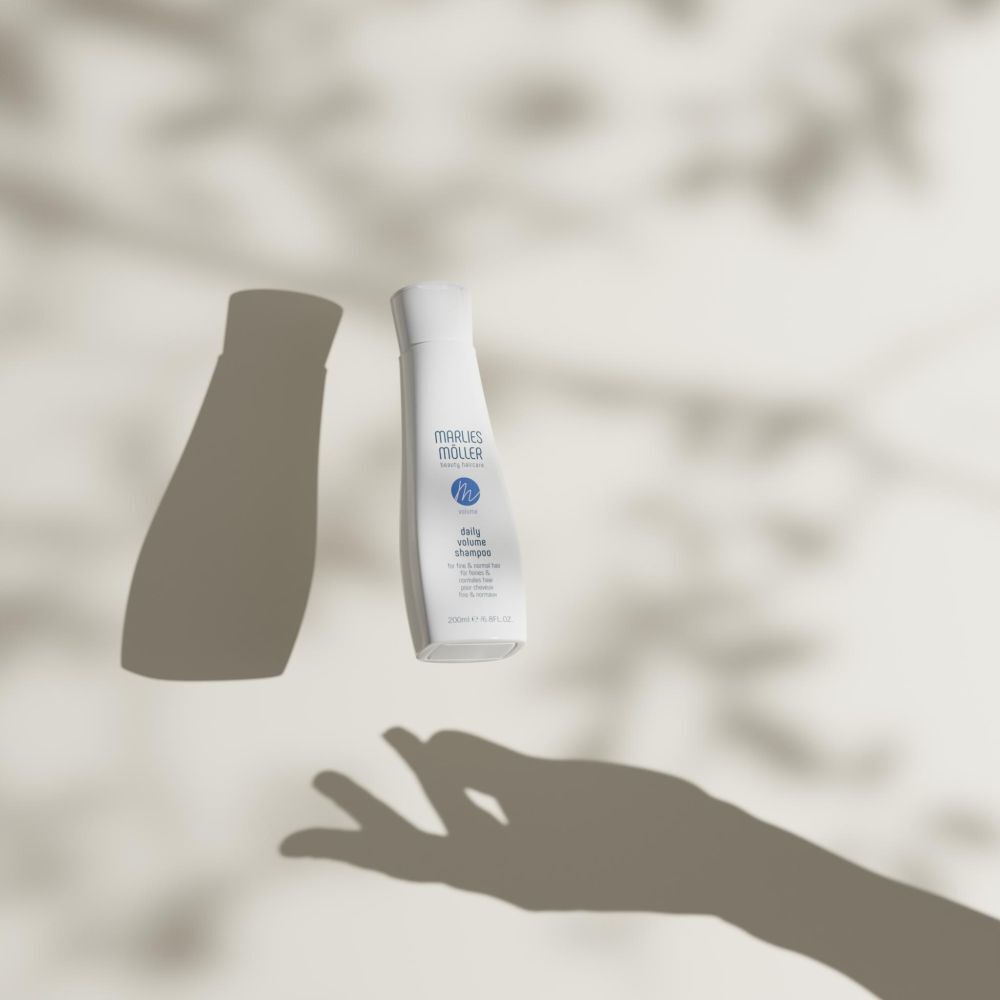 Flacon de shampooing blanc avec ombre. Inscription: Marlies Möller, Volume Daily Volume Shampoo. 200ml.