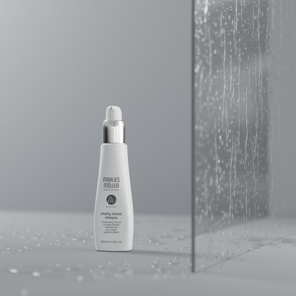 Witte fles met zilveren dop. Opschrift: Marlies Müller, Pashmisilk Vitality Vitamin Shampoo. 200ml.