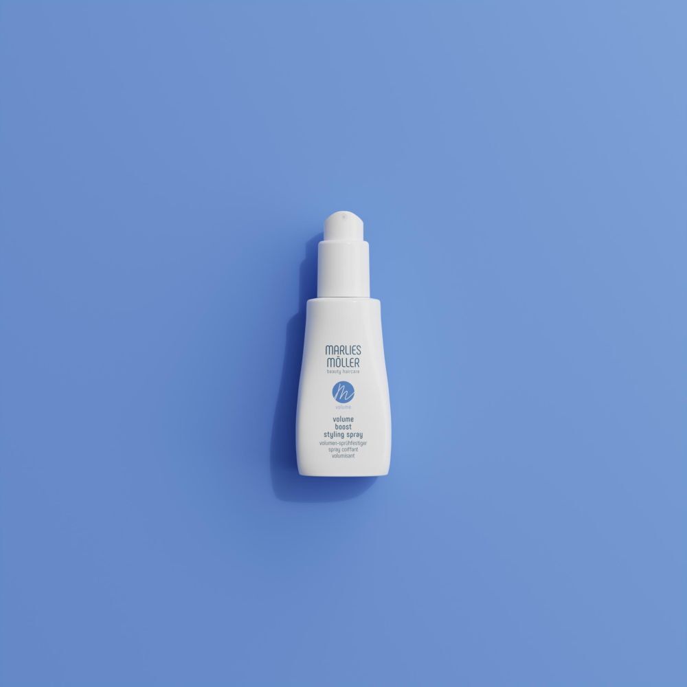Spray blanc Marlies Möller sur fond bleu. Texte: Volume Boost Styling Spray.
