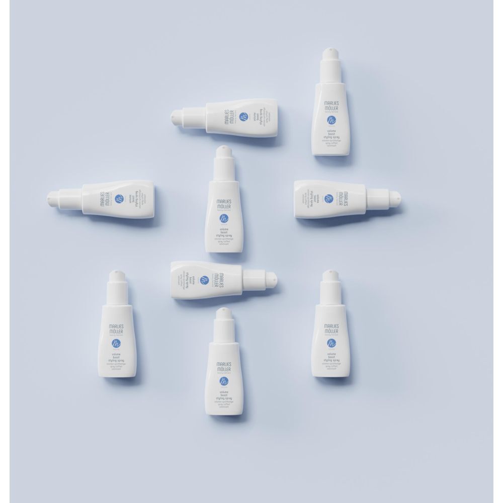 Plusieurs sprays blancs Marlies Möller sur fond bleu. Texte: Volume Boost.