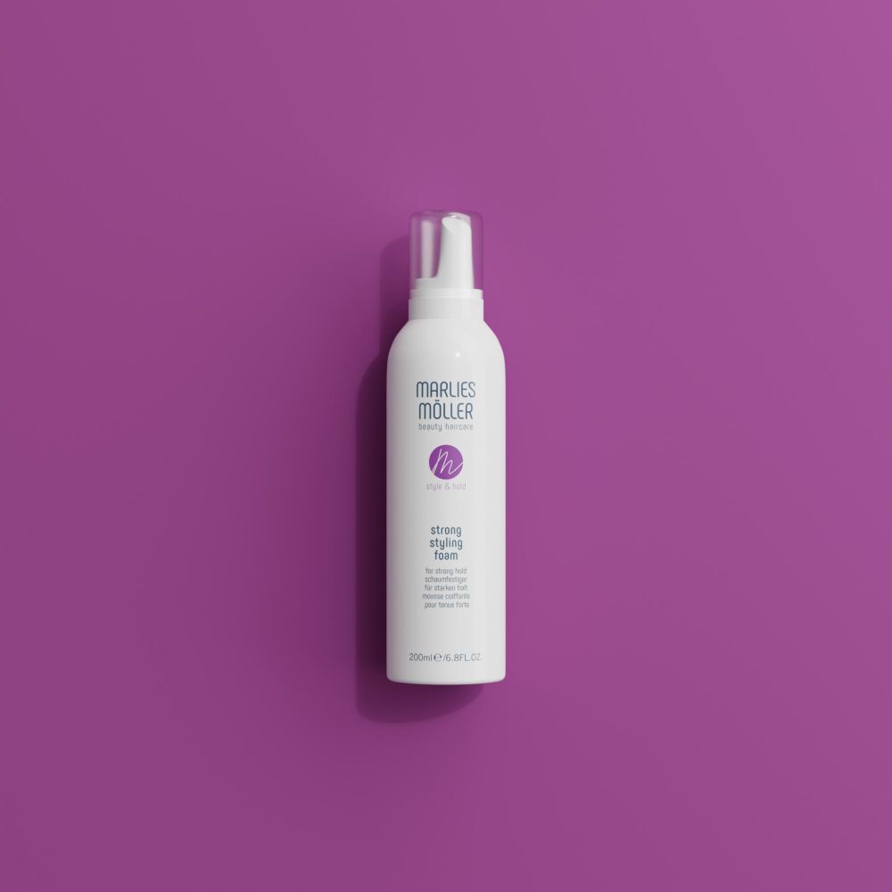 Flacon blanc sur fond violet. Inscription: Marlies Möller, Style & Hold, Strong Styling Foam. 200ml.