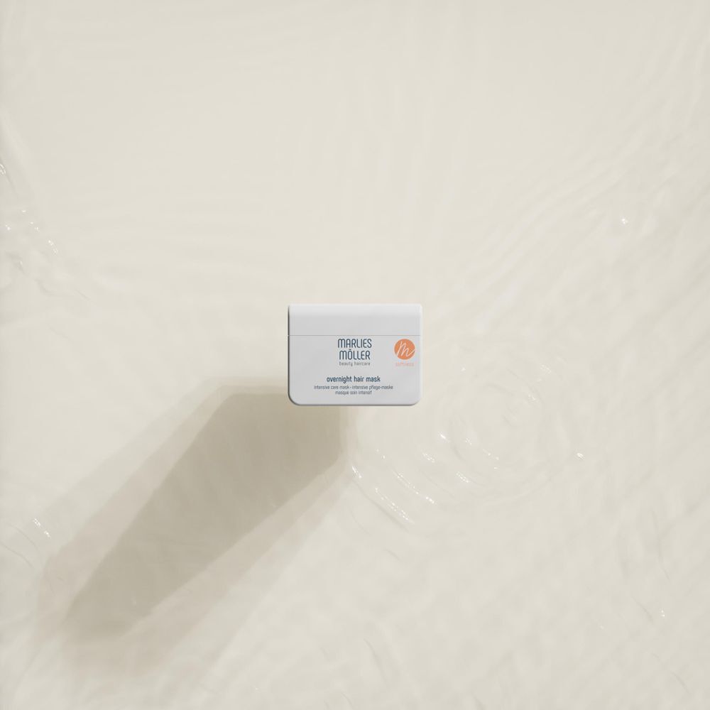Contenant blanc Marlies Möller Overnight Hair Mask, sur fond clair. Vue de dessus.