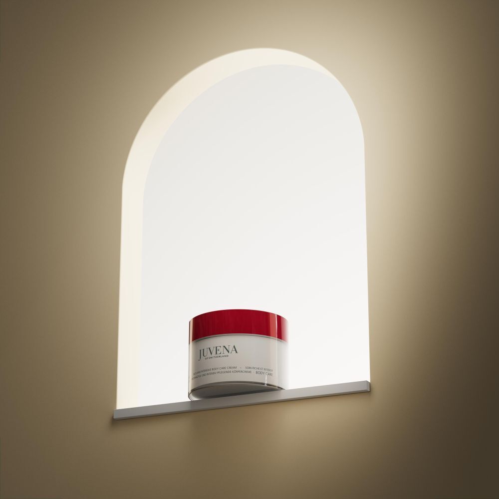 Pot de crème à couvercle rouge dans une niche. Inscription: Juvena. Nom du produit illisible.