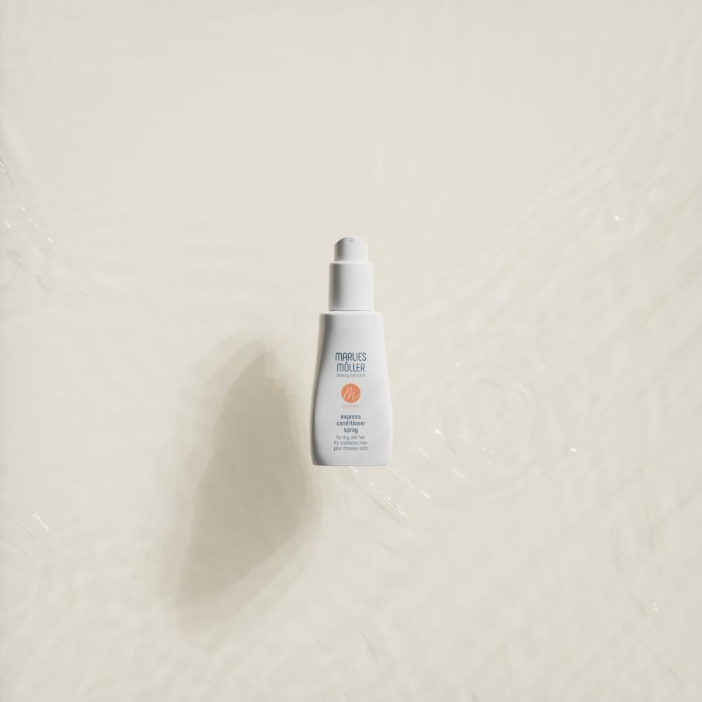 Witte fles in water. Opschrift: Marlies Möller, softness, Express Conditioner Spray.