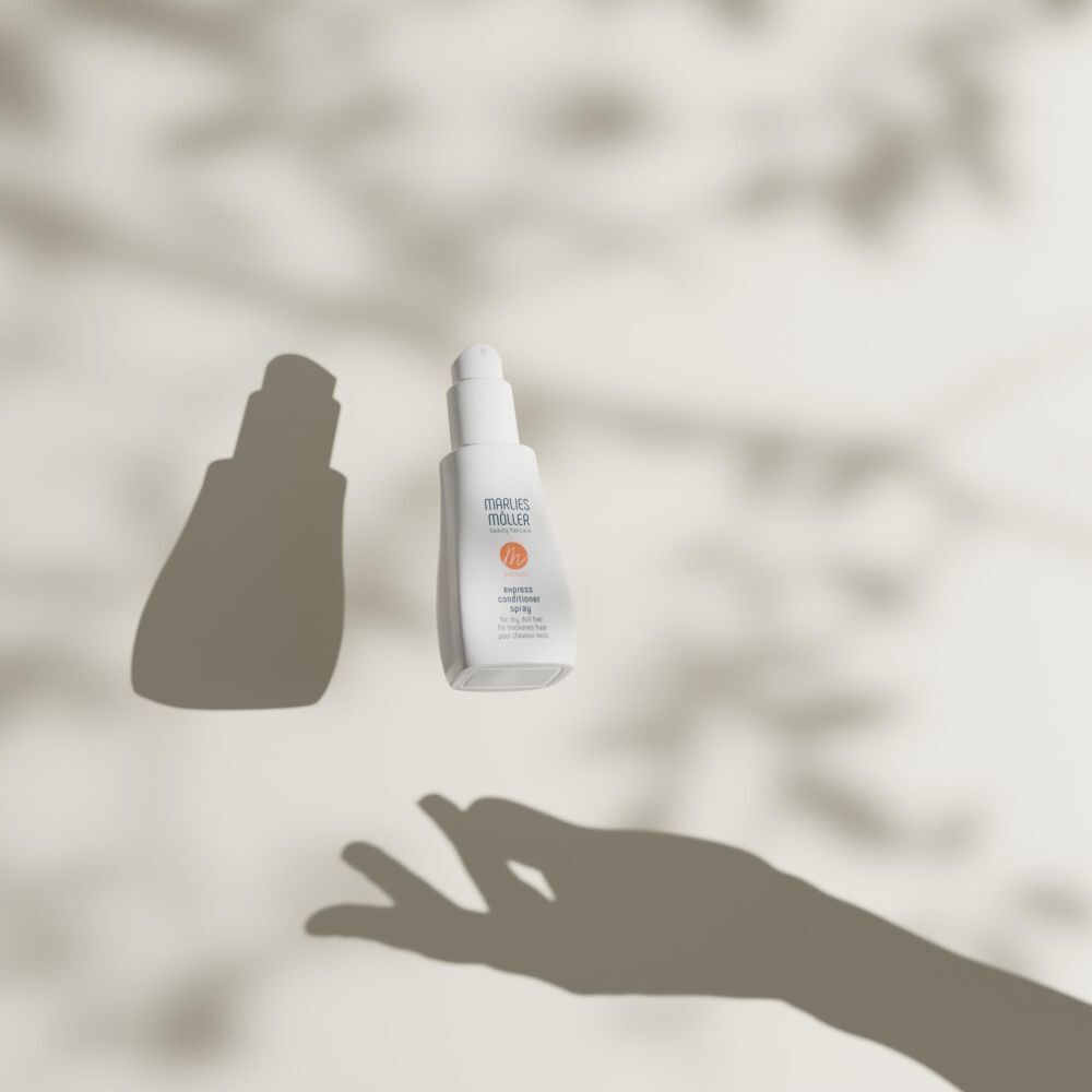Witte fles zweeft. Opschrift: Marlies Möller, softness, Express Conditioner Spray.