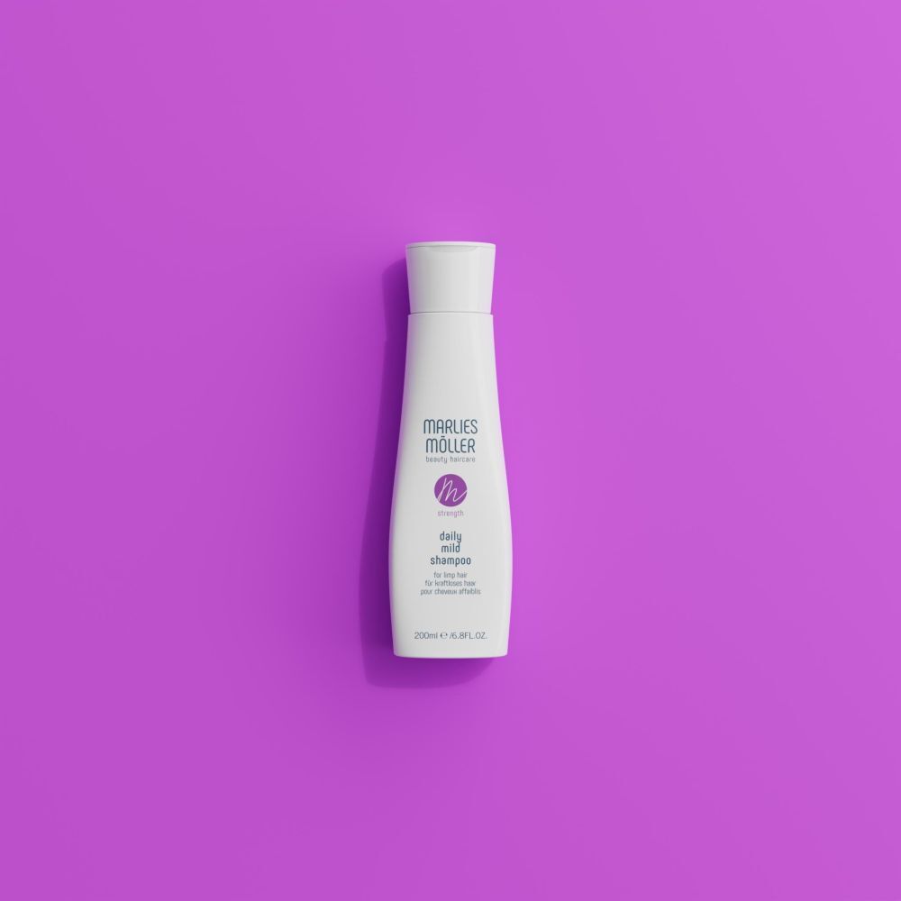 Flacon de shampooing sur fond violet. Inscription : Marlies Möller, Daily Mild Shampoo. 200ml.