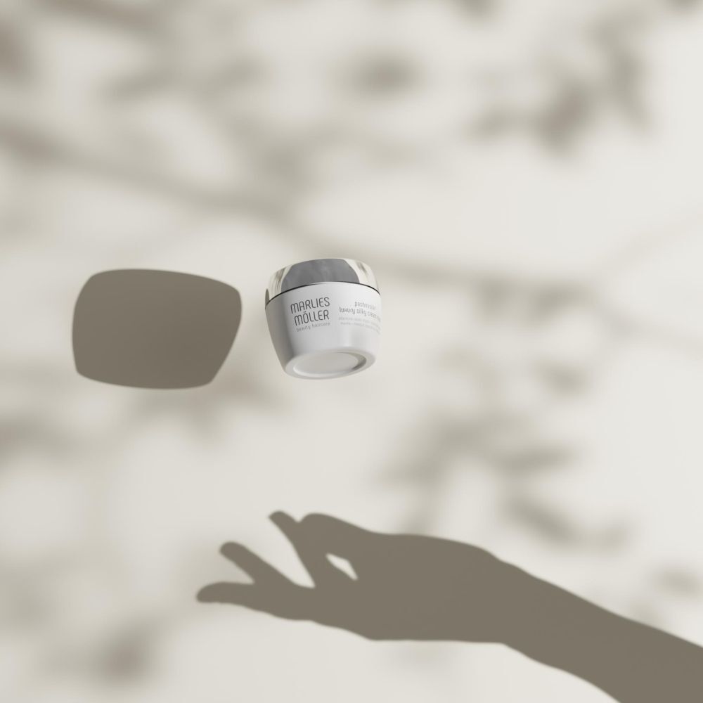 Pot blanc à couvercle argenté flottant. Nom du produit: Marlies Möller Pashmisilk Luxury Silky Cream Mask.
