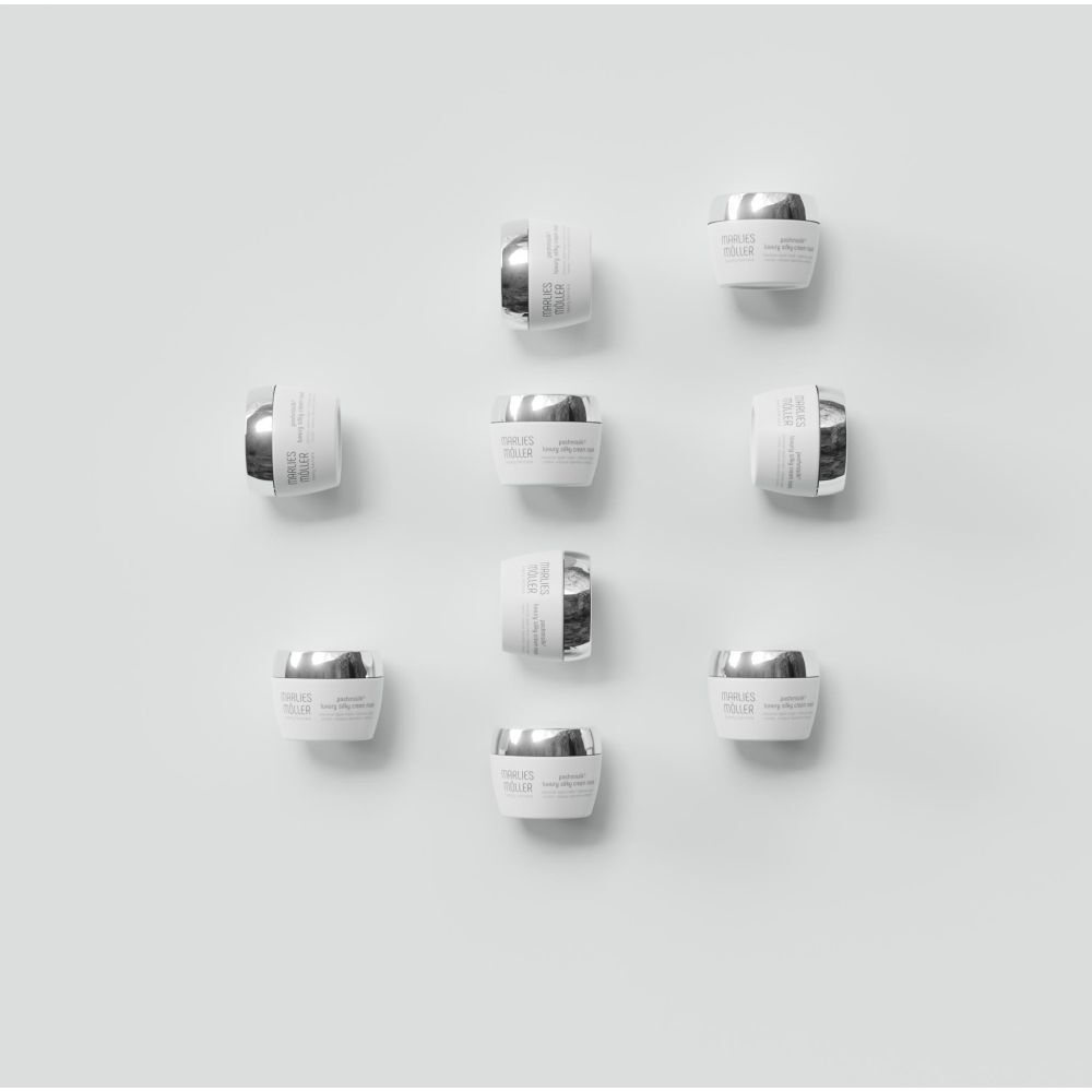 Plusieurs pots blancs à couvercles argentés. Nom du produit: Marlies Möller Pashmisilk Luxury Silky Cream Mask.