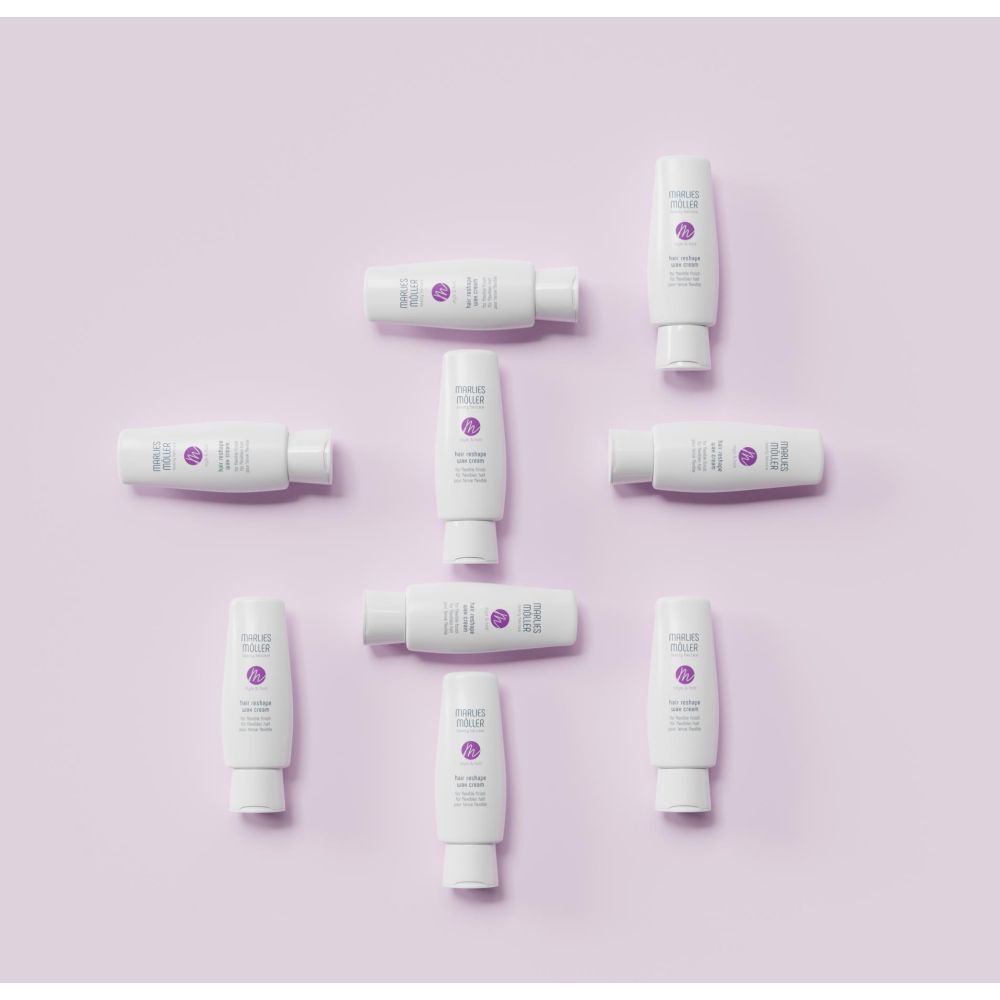 Meerdere tubes MARLIES MÖLLER Hair Reshape Wax Cream op lichtpaarse achtergrond. Paars logo en tekst.