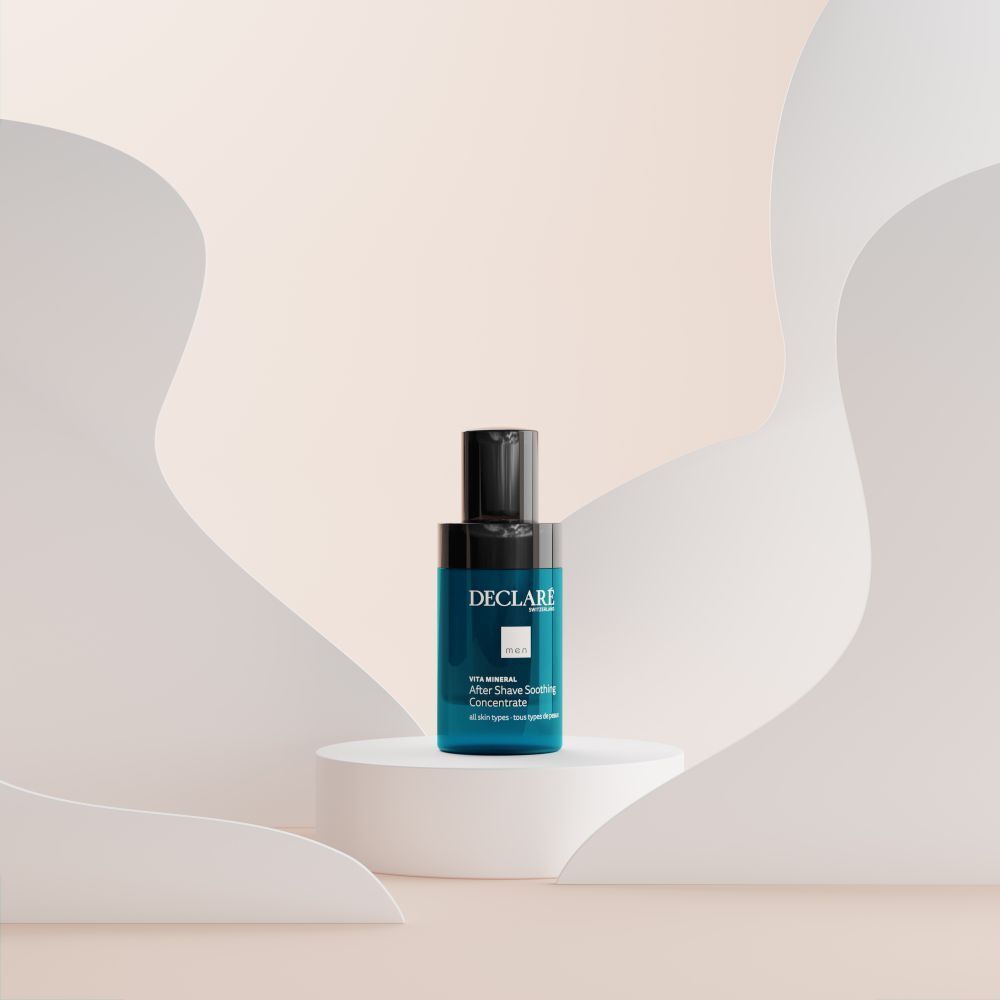 Flacon bleu-noir sur socle. Logo DECLARÉ et nom du produit. Sur fond clair.