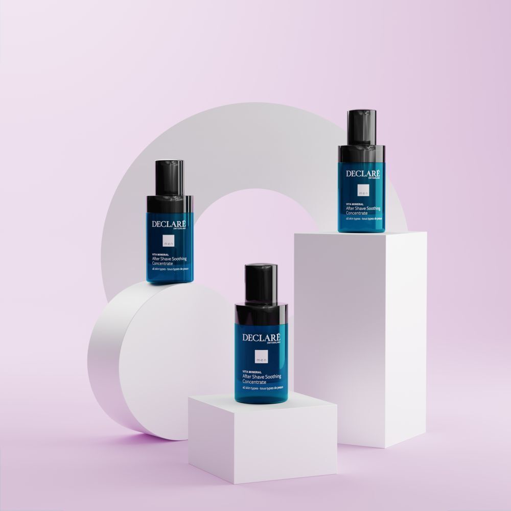 Trois flacons bleu-noir sur socles. Logo DECLARÉ et nom du produit. Sur fond clair.