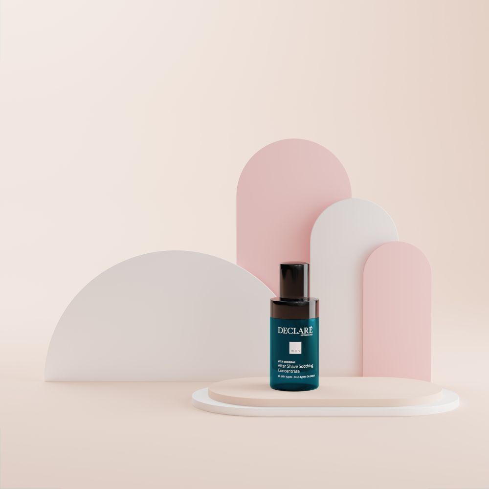 Flacon bleu-noir sur socle. Logo DECLARÉ et nom du produit. Sur fond clair.